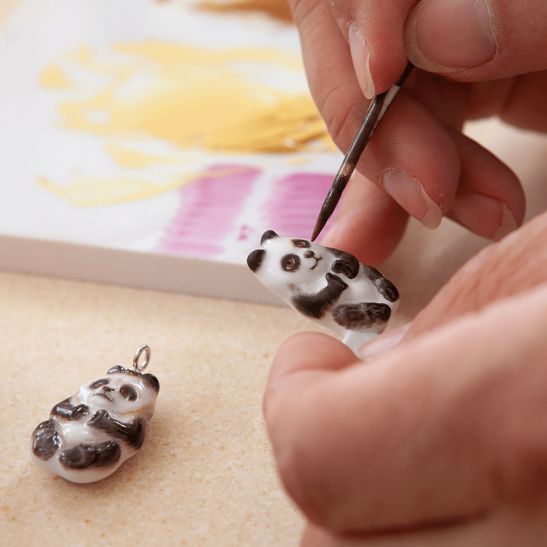 Porzellananhänger Halbrelief Panda Gold, H 3,5 cm | Meissen Porzellananhänger 900200-58m23 - Meissen Weimar