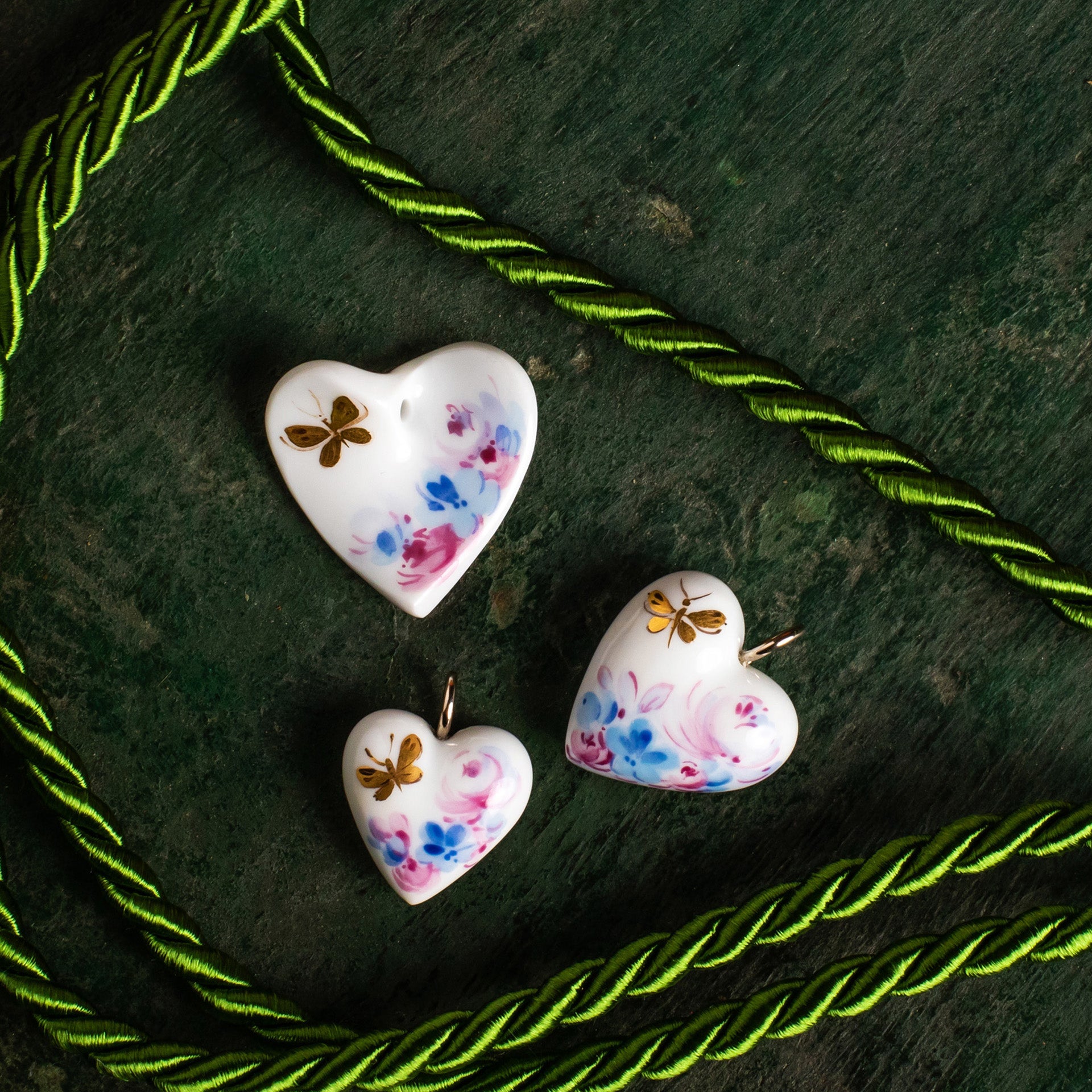 Porzellananhänger Herz, Schmetterlingswiese, H 2,4 cm | Meissen Porzellananhänger 61a149-71m01 - Meissen Weimar