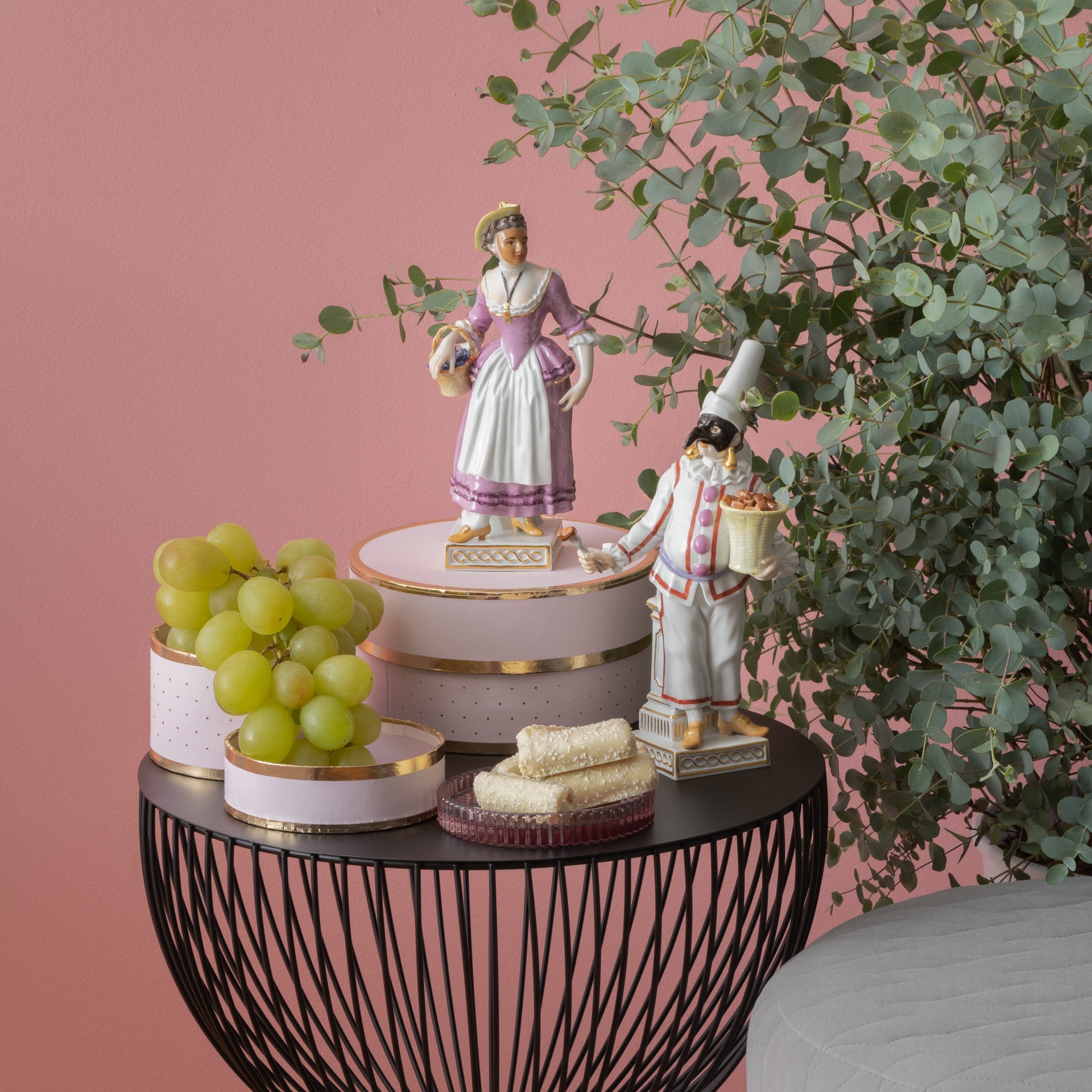 Porzellanfigur Ortolana, Bunt und gold staffiert, H 17 cm | Meissen Figuren - Edition Italienische Komödie 900300 - 64561 - Meissen Weimar