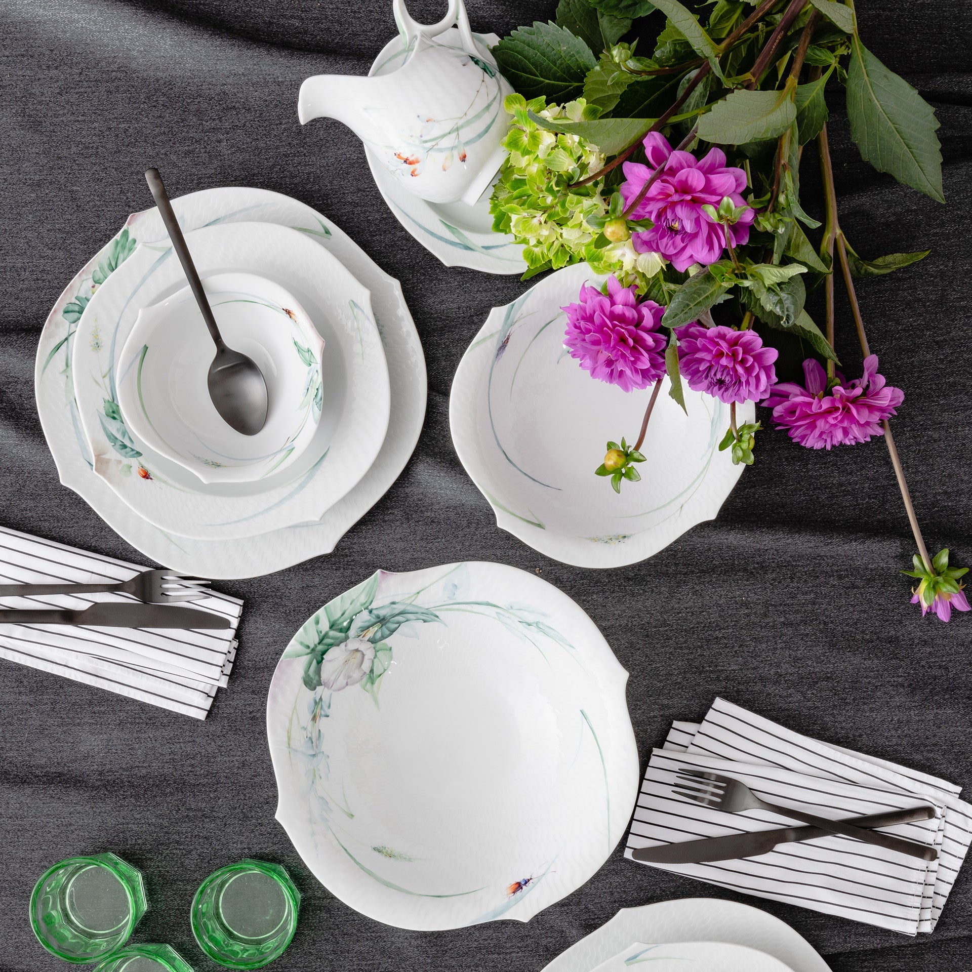 Sauciere mit Unterteller, Waldflora, H 15,3 cm, 0,45 l | Meissen Wellenspiel Relief 614501 - 29225 - Meissen Weimar