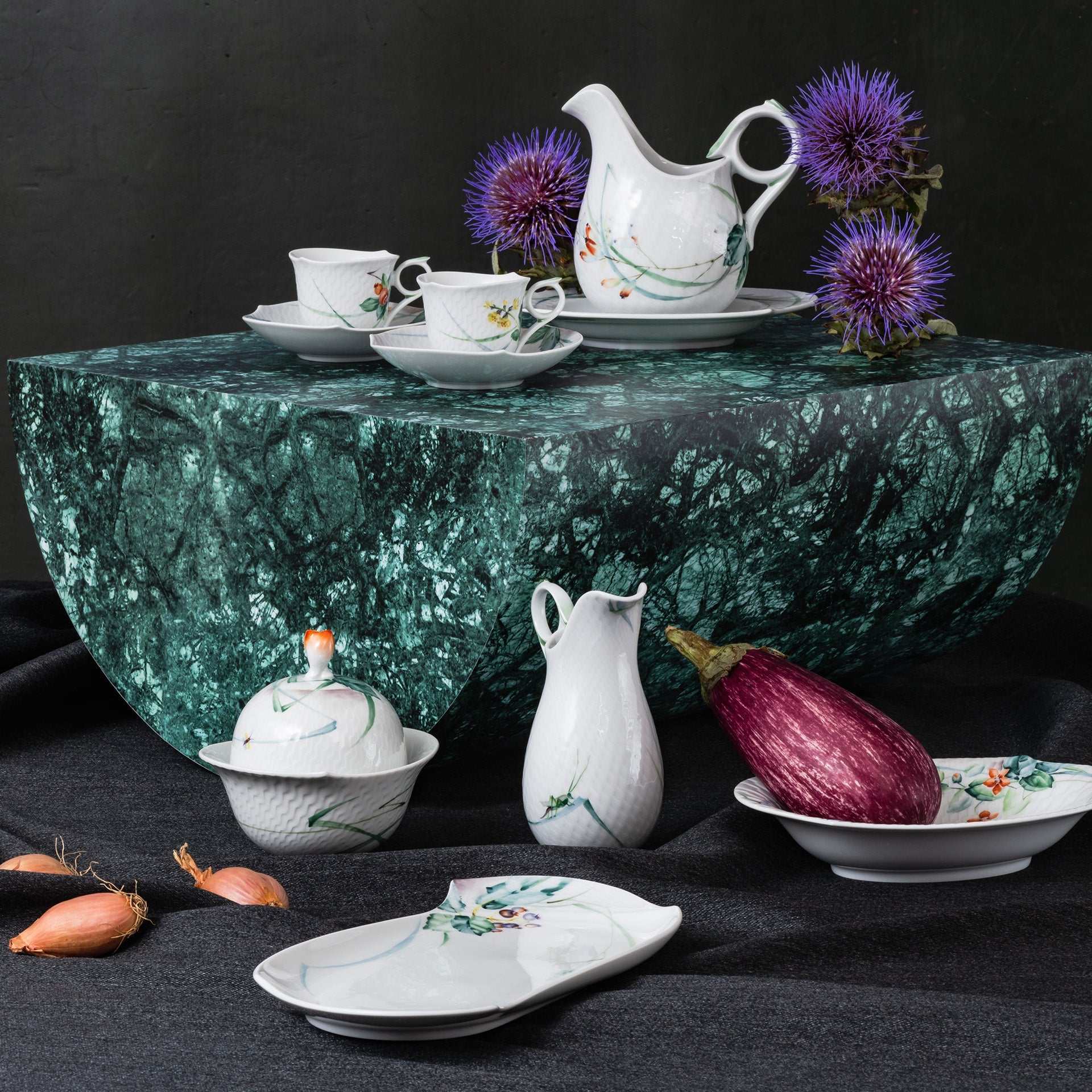 Sauciere mit Unterteller, Waldflora, H 15,3 cm, 0,45 l | Meissen Wellenspiel Relief 614501 - 29225 - Meissen Weimar