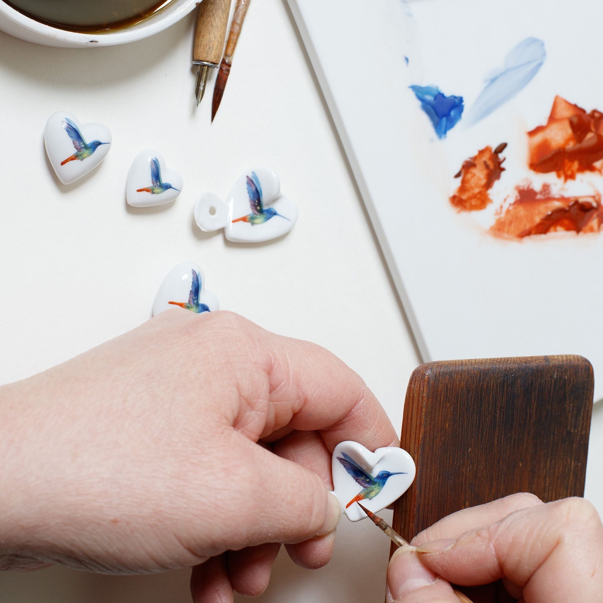Schmuckanhänger Herz in Schwung, Kolibri, bunt, 2,5 x 2,5 cm | Meissen Schmuck 61A175 - 71000 - Meissen Weimar