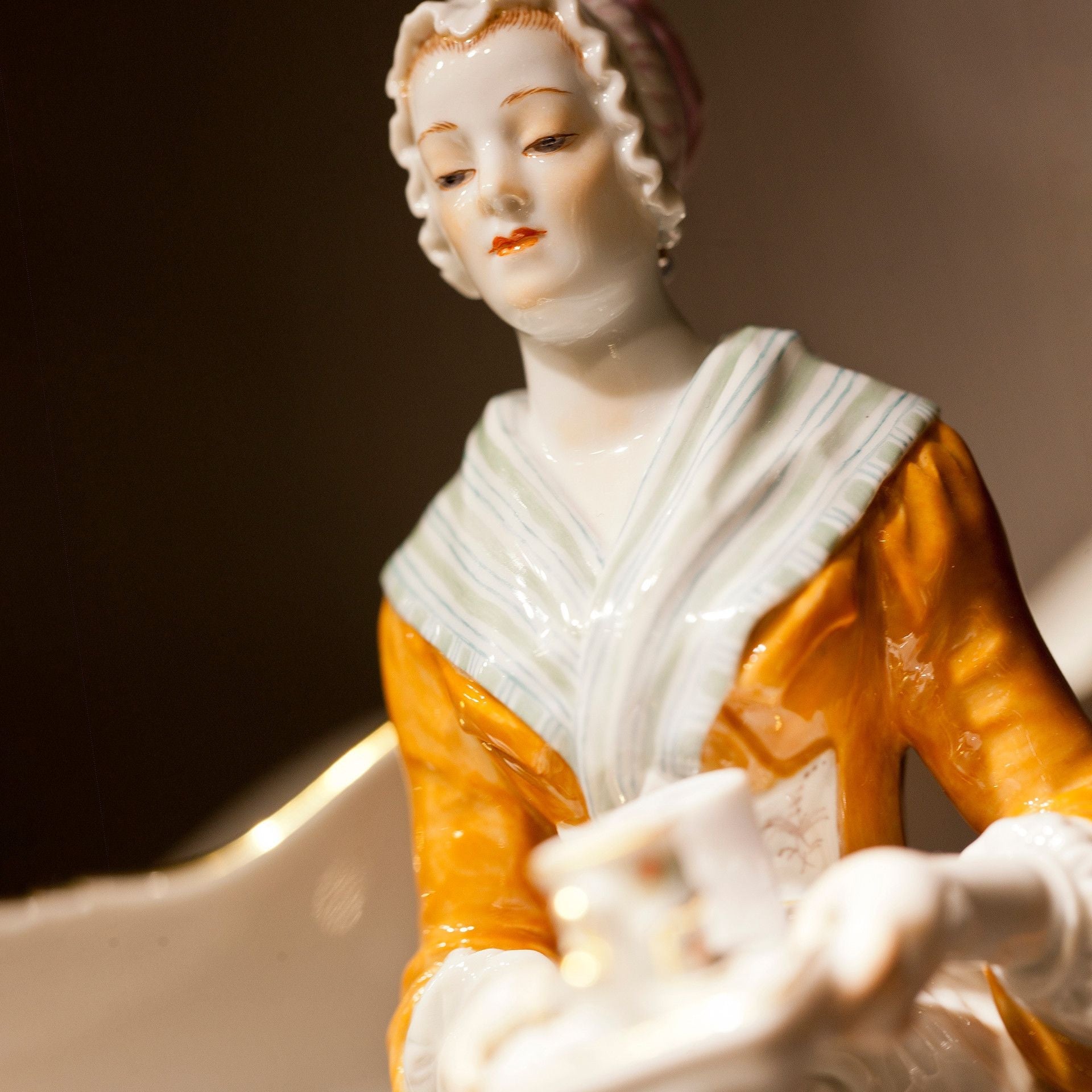 Schokoladenmädchen, klein, Bunt und gold staffiert, H 18,5 cm | Meissen Einzelplastik 90C300 - 73431 - Meissen Weimar