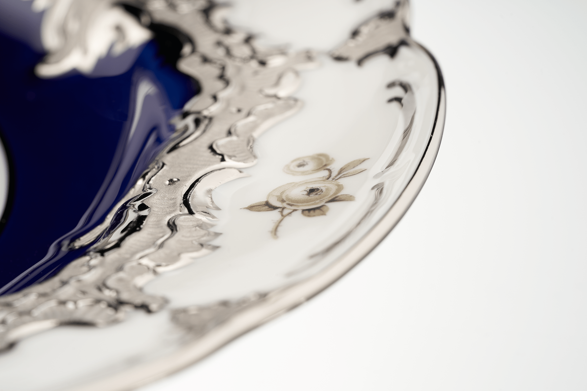 Speiseteller, Gestreute Röschen, weiß - grau, königsblau, Glanzplatin, Ø 22 cm | Meissen B - Form 018677 - 15473 - Meissen Weimar
