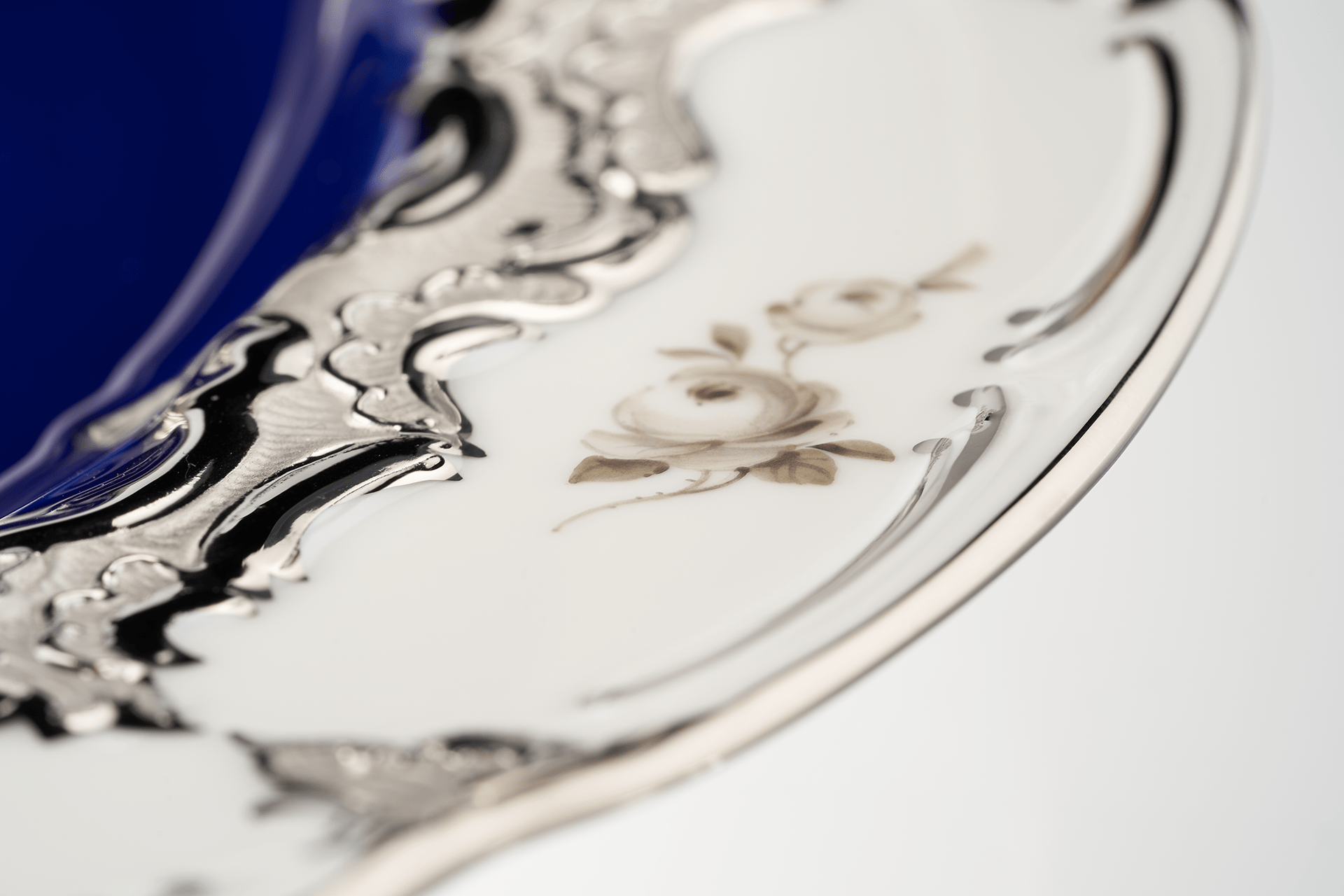 Speiseteller, Gestreute Röschen, weiß - grau, königsblau, Glanzplatin, ø 28 cm | Meissen B - Form 018677 - 15479 - Meissen Weimar