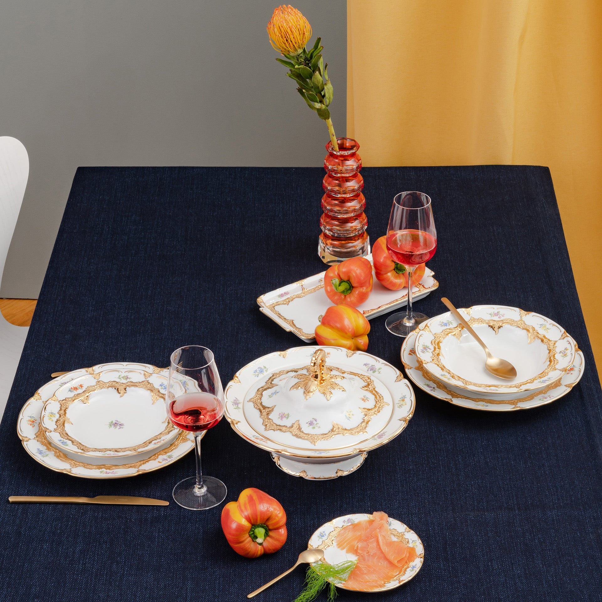 Speiseteller Goldbronze gestreute Blümchen Ø 28,5 cm | Meissen B - Form 010179 - 15479 - Meissen Weimar