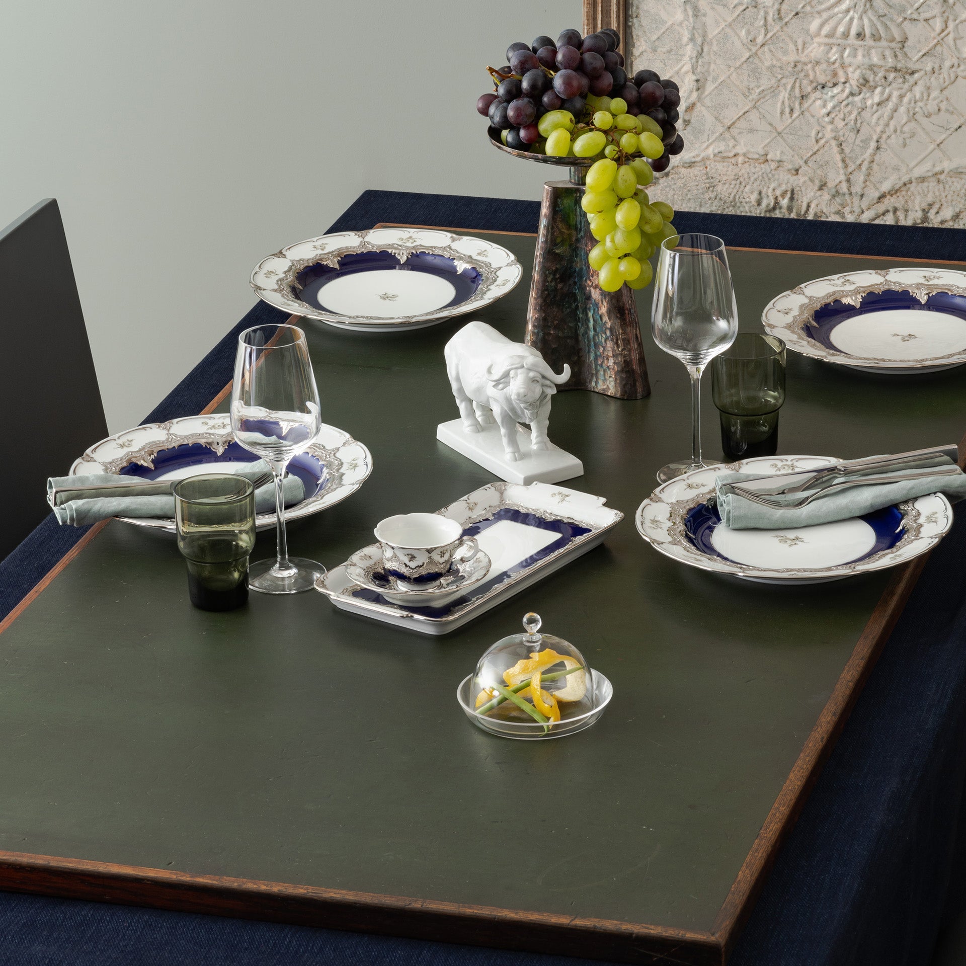 Suppenteller, Gestreute Röschen, weiß - grau, königsblau, Glanzplatin, ø 24 cm | Meissen B - Form 018677 - 15489 - Meissen Weimar