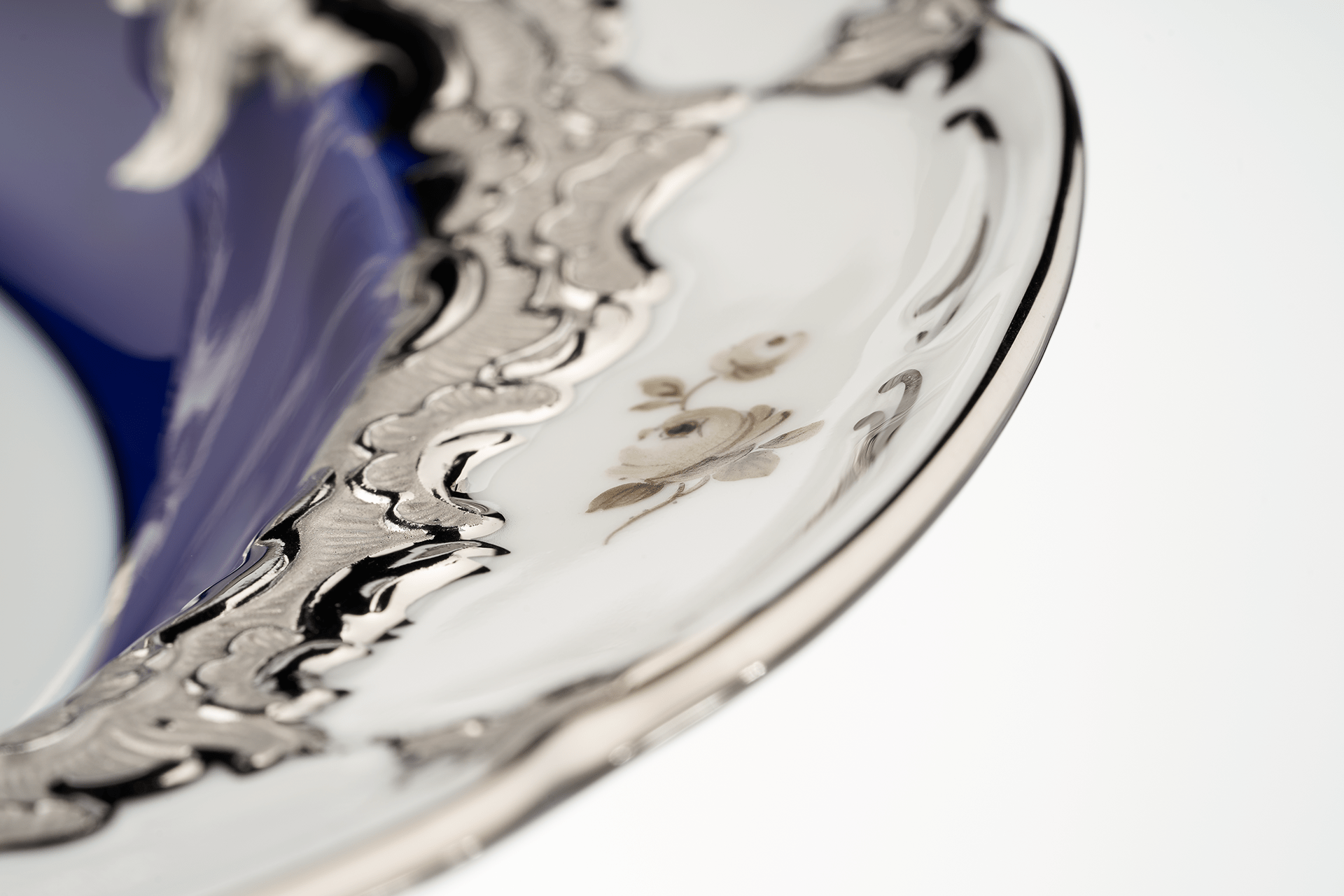 Suppenteller, Gestreute Röschen, weiß - grau, königsblau, Glanzplatin, ø 24 cm | Meissen B - Form 018677 - 15489 - Meissen Weimar