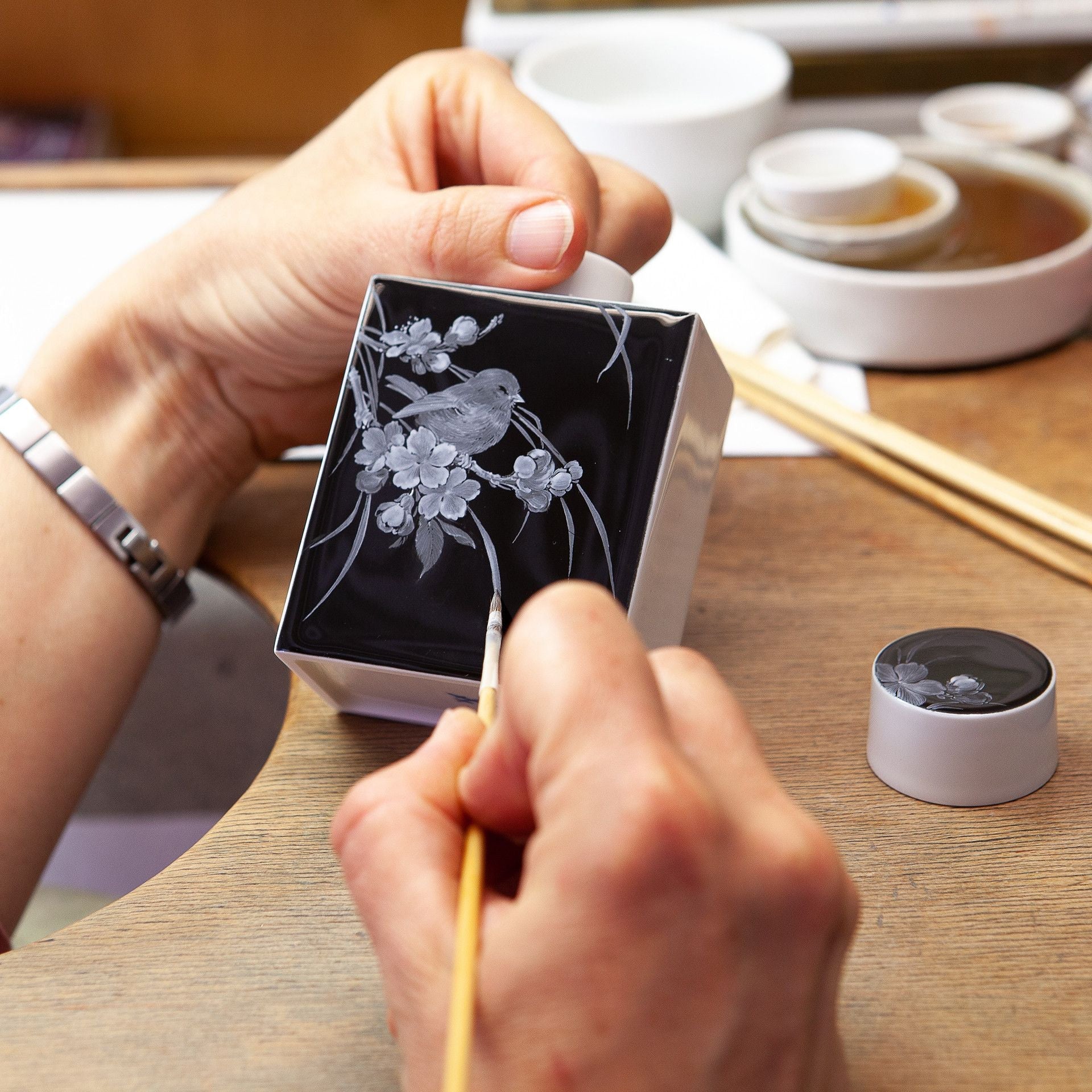 Teedose mit Holdeckel, Meise auf Kirschblütenzweigen, Limitiert 25 H 11 cm | Meissen Exklusiv für Signature Company 2023 26A174 - 52868 - Meissen Weimar