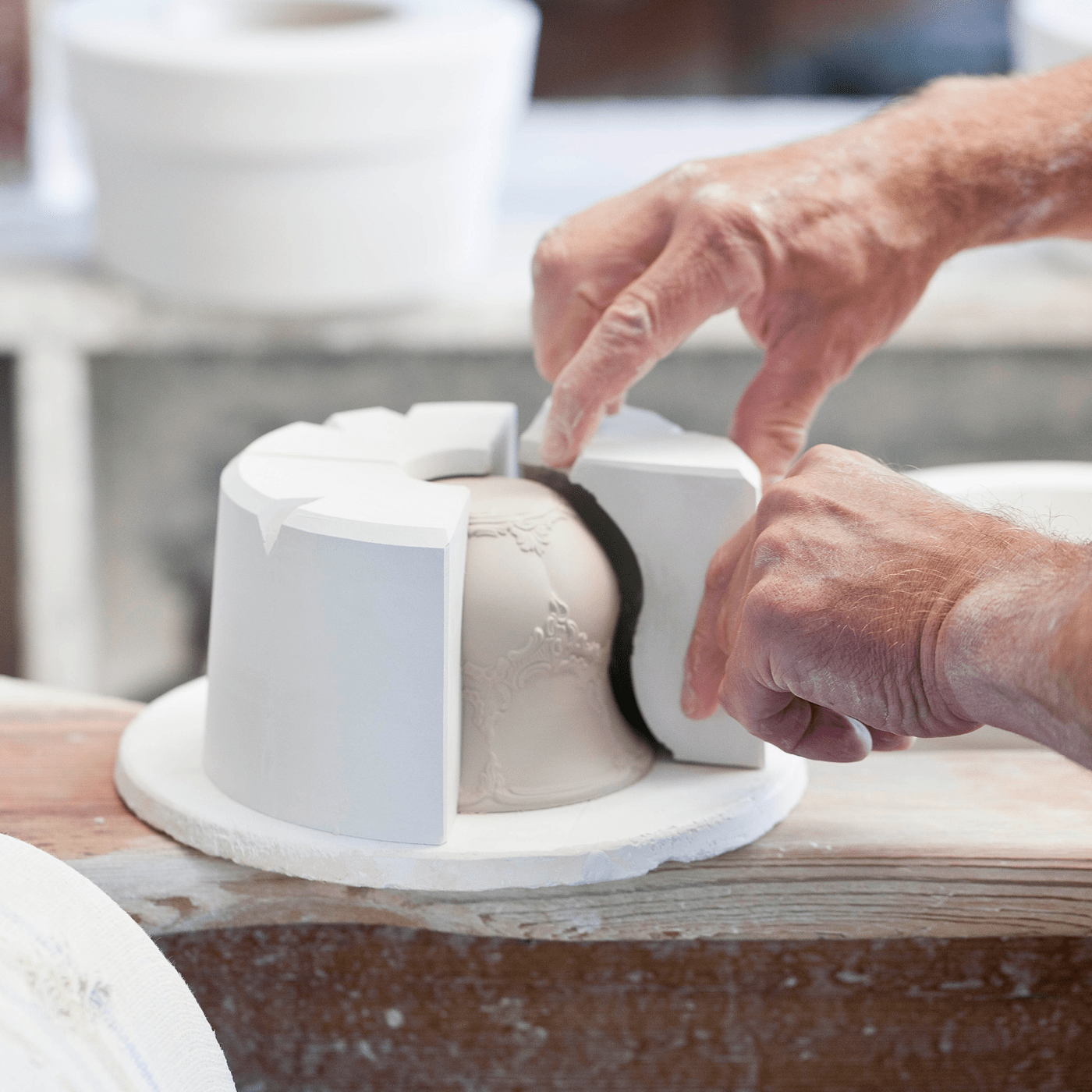 Teekanne, Gestreute Röschen, weiß - grau, königsblau, Glanzplatin, V 1,20 l | Meissen B - Form 018677 - 15727 - Meissen Weimar