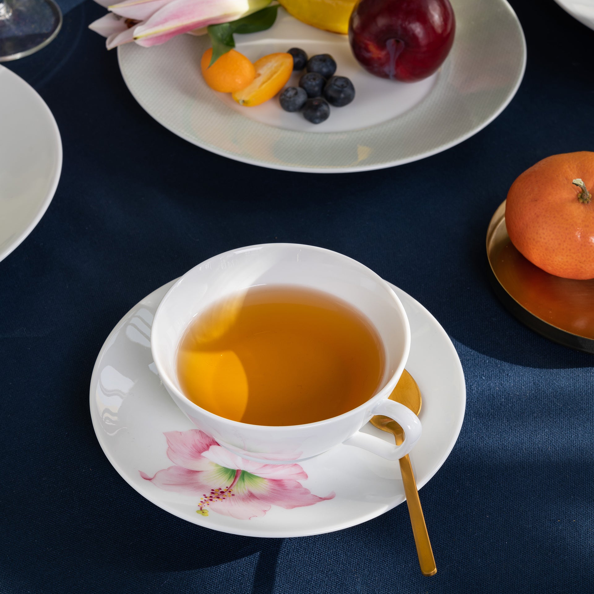 Teetasse, "Giant Bloom", Hibiskus, V 0,2 l | Meissen Cosmopolitan 61a163 - 37633 - Meissen Weimar