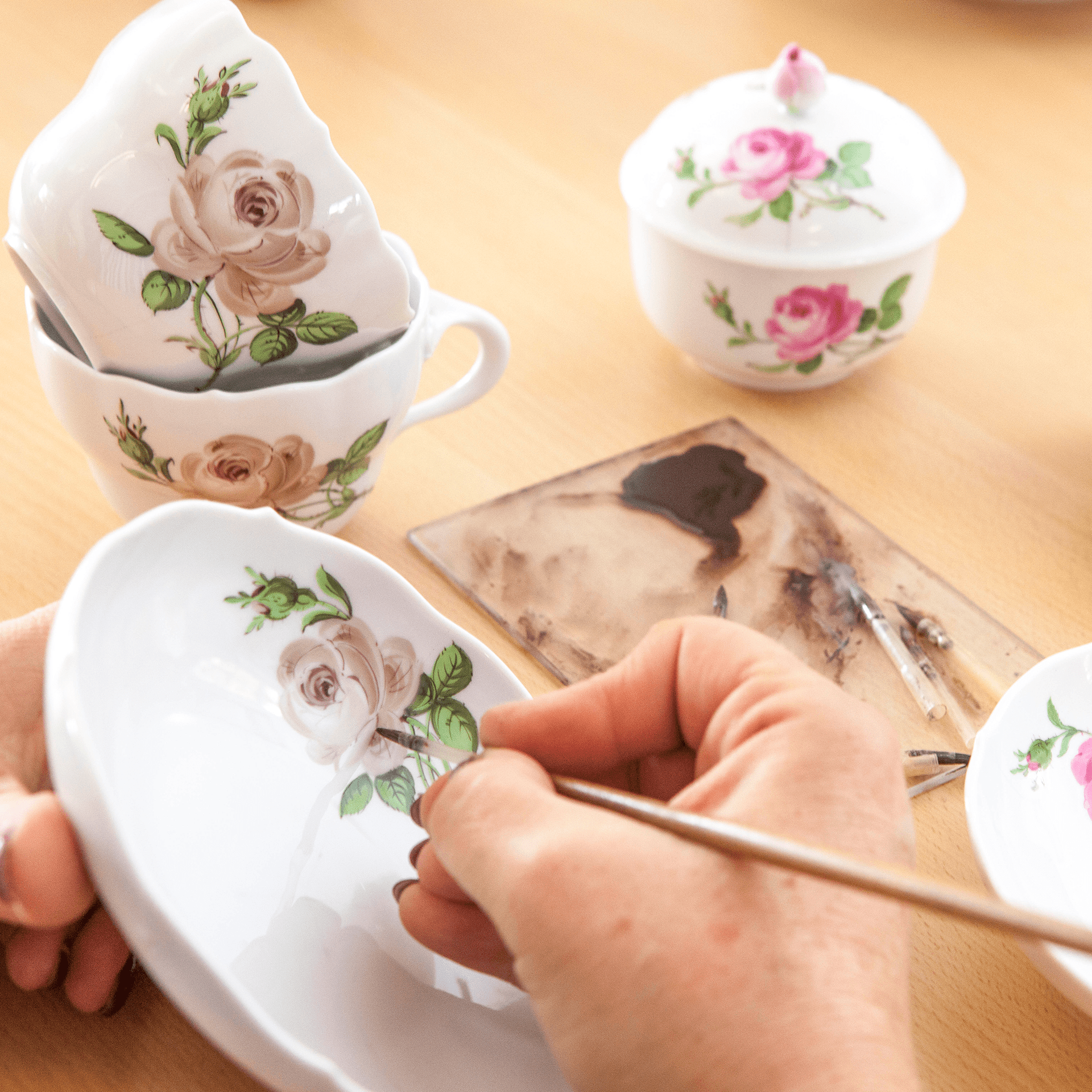 Teetasse, Rose mitte, bunt, Goldrand, 0,2 l | Meissen Neuer Ausschnitt 020110 - 00633 - Meissen Weimar