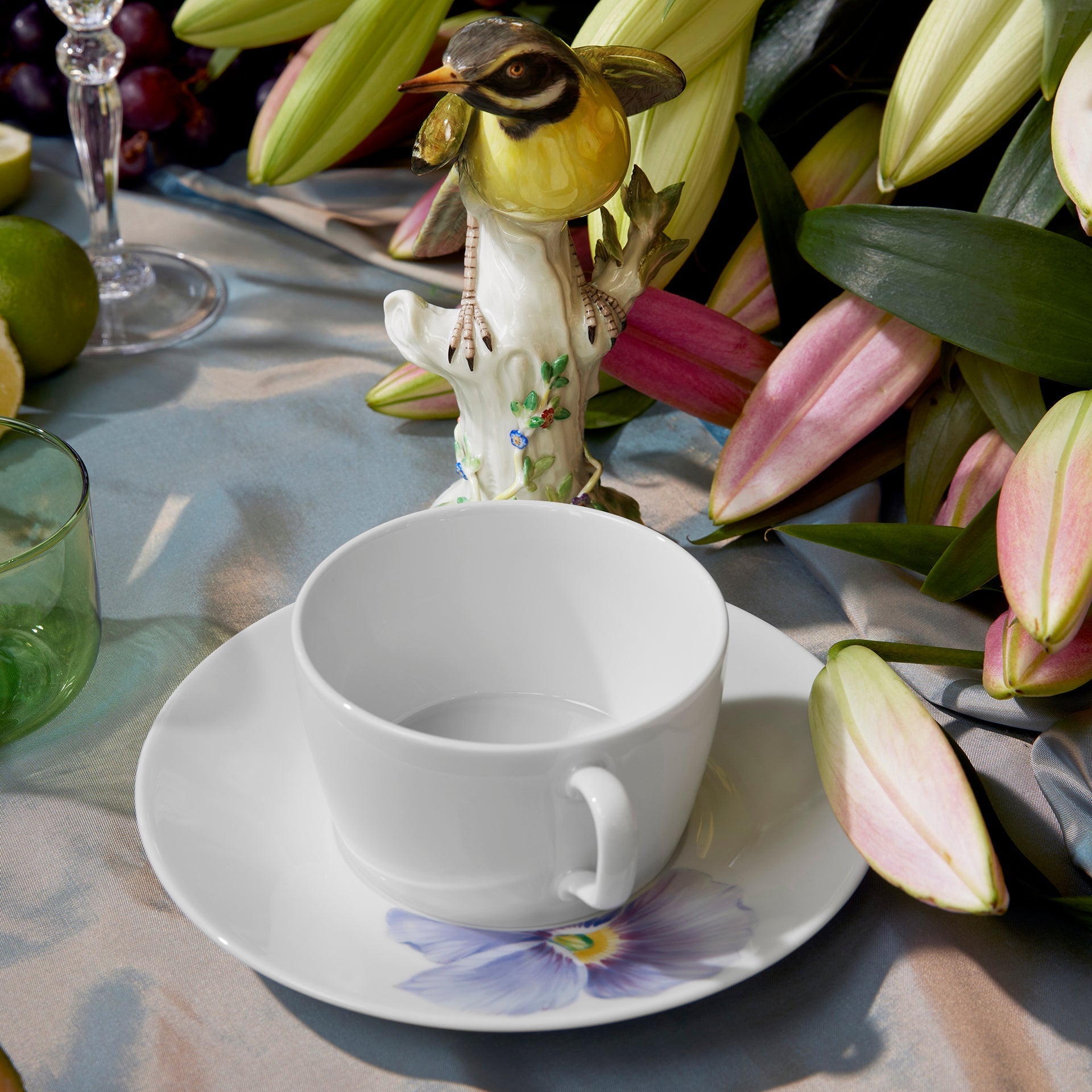Teeuntertasse, 'Giant Bloom', Hibiskus, Ø 16,5 cm | Meissen Cosmopolitan 61A163 - 37613 - Meissen Weimar