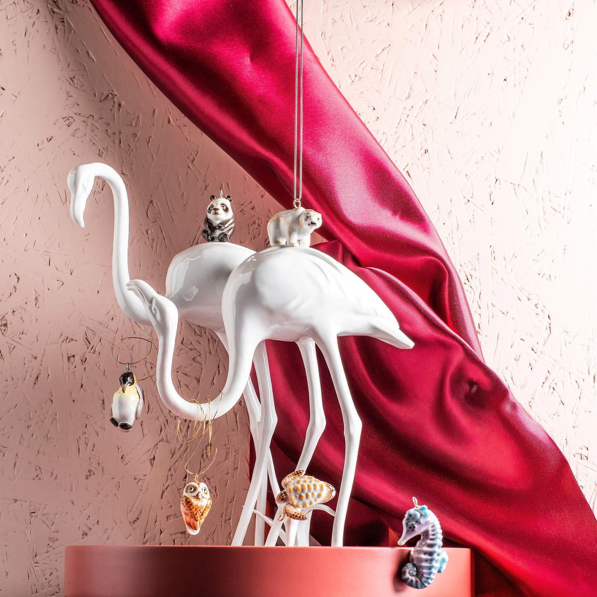 Tieranhänger Pinguin Natur leicht, H 3,3 cm | Meissen Porzellananhänger 900600-78s29 - Meissen Weimar