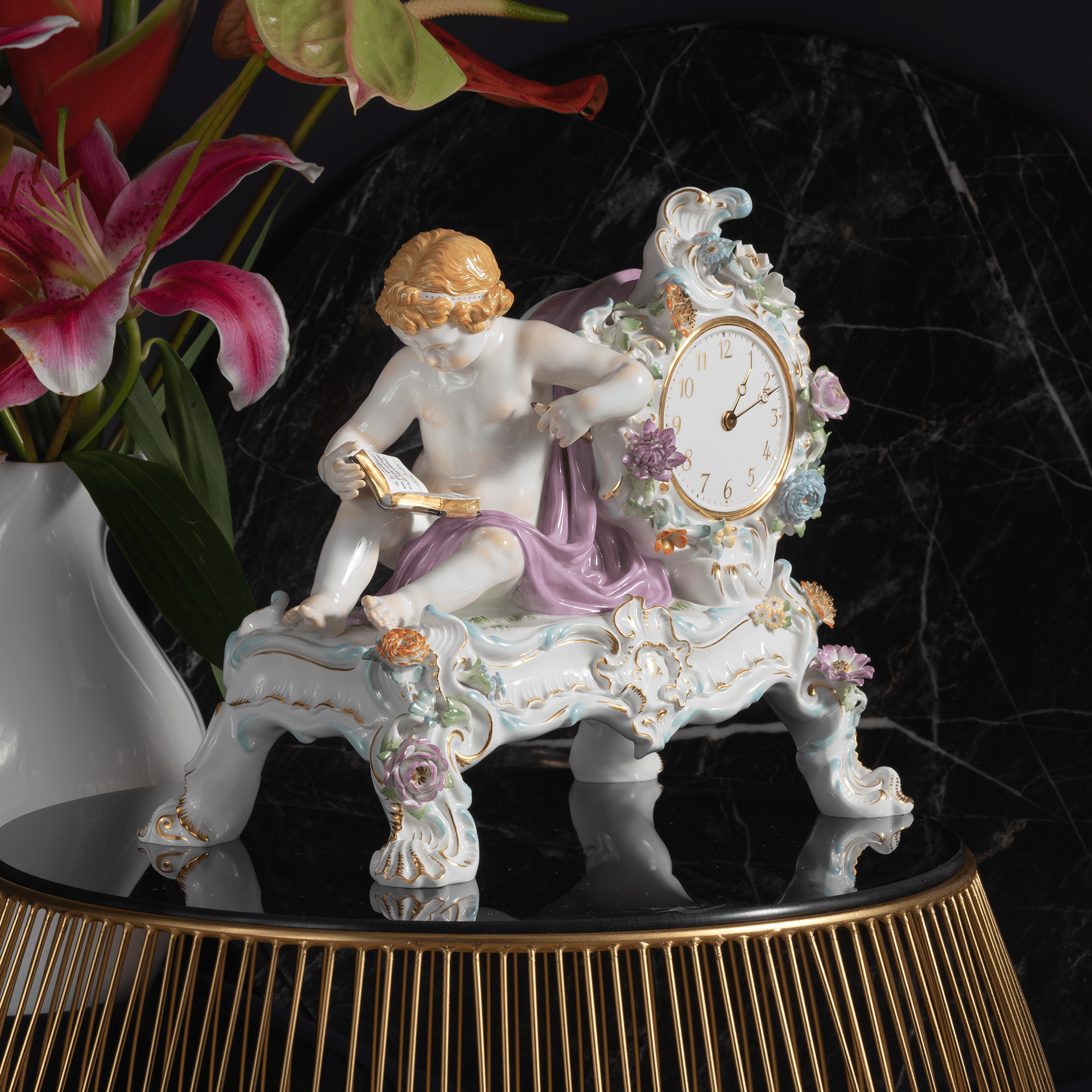 Uhr mit Blumenrelief, Porzellan, H 27 cm | Meissen Exklusiv - Kollektion 900380 - 60m01 - Meissen Weimar