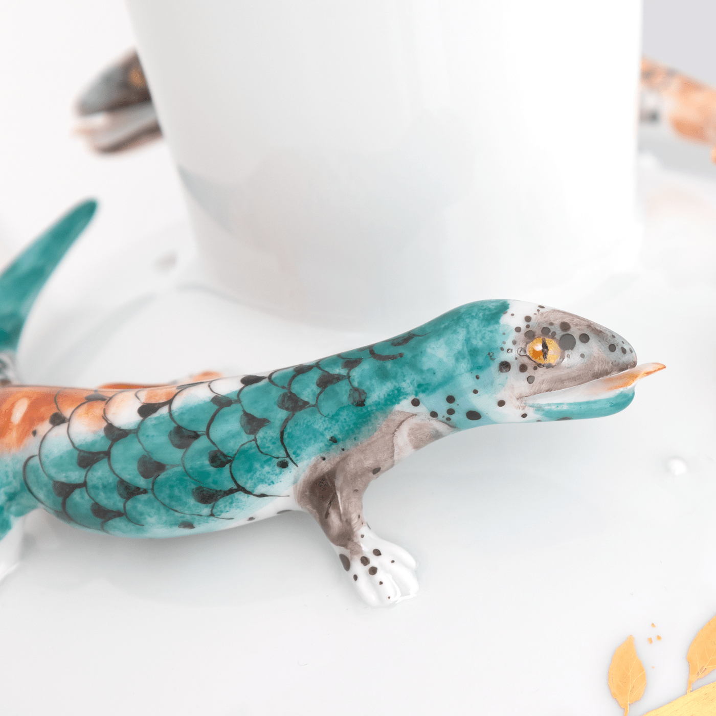 Vase, weiß mit Geckos und Schnecke, H 21 cm | Meissen Unikate 63c061 - u6440 - Meissen Weimar
