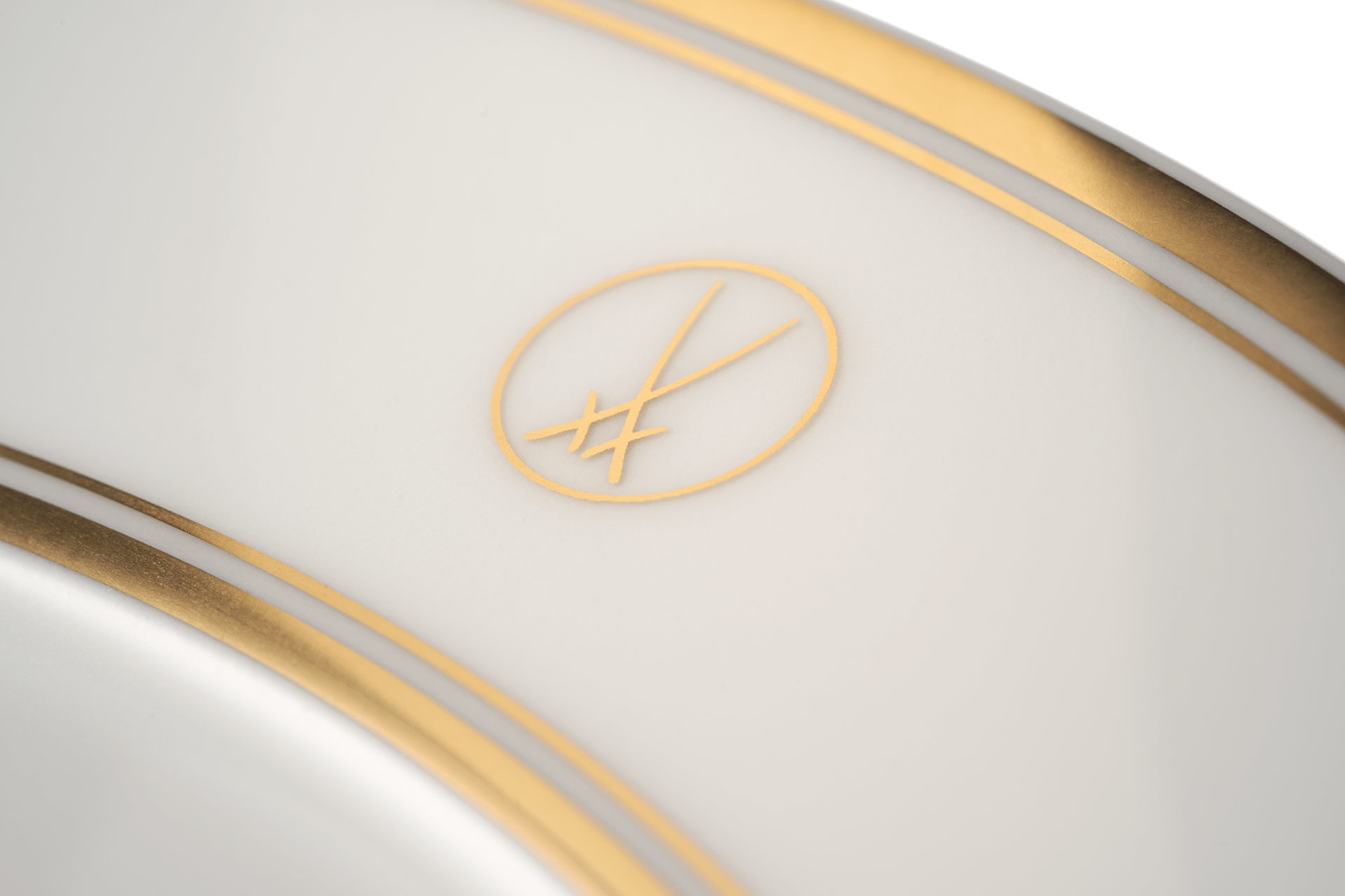 Vorspeise - und Dessertteller, Form "No 41", Swords Luxury Gold, Schwertermedaillon, Goldfaden, Goldband, Ø 22 cm | Meissen No.41 Swords Luxury Gold 99a367 - 41473 - Meissen Weimar