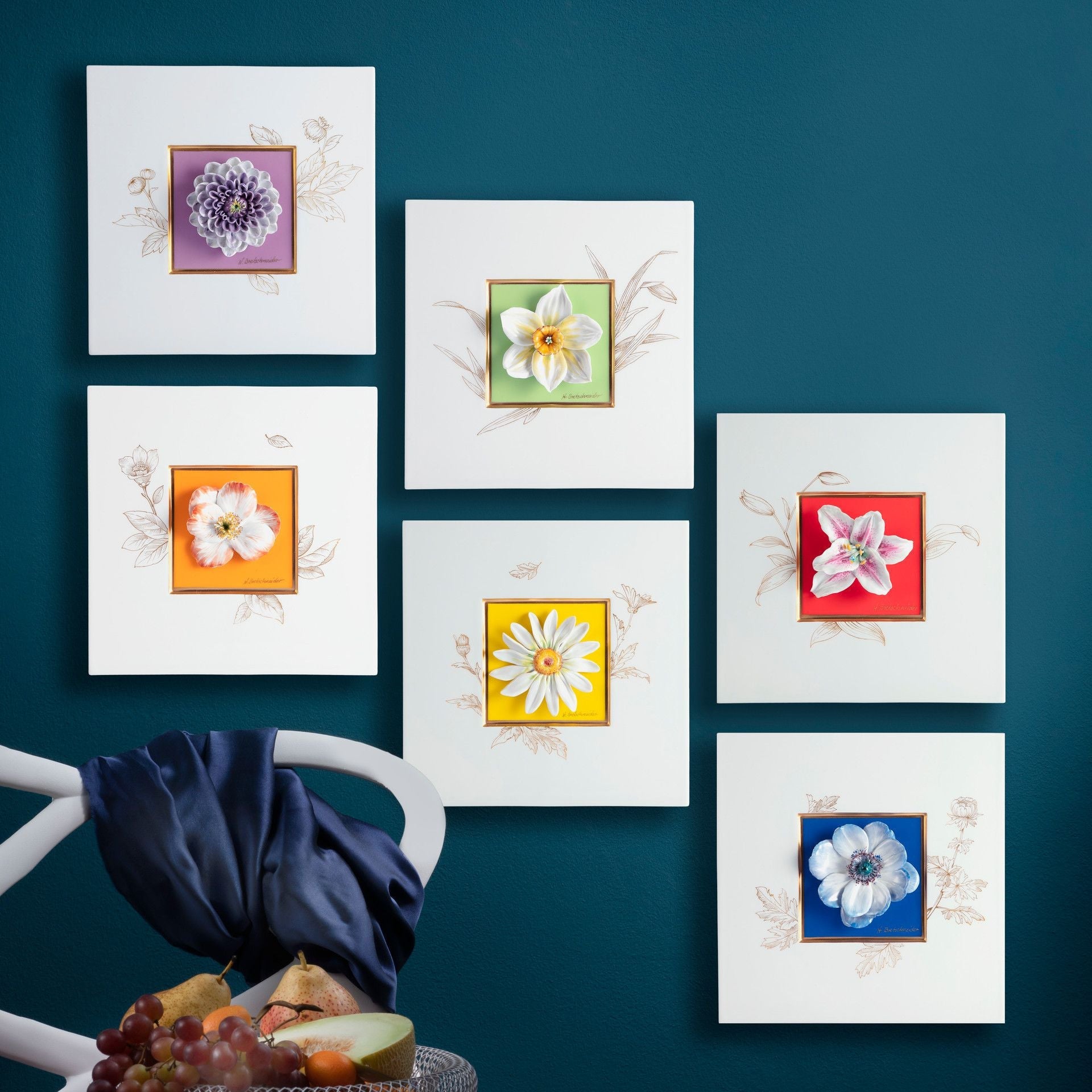 Wandbild mit Anemonenblüte, Blauer Fond, Sign. H. Bretschneider, H 23 cm | Meissen Wandbild 932890 - 9M864 - Meissen Weimar