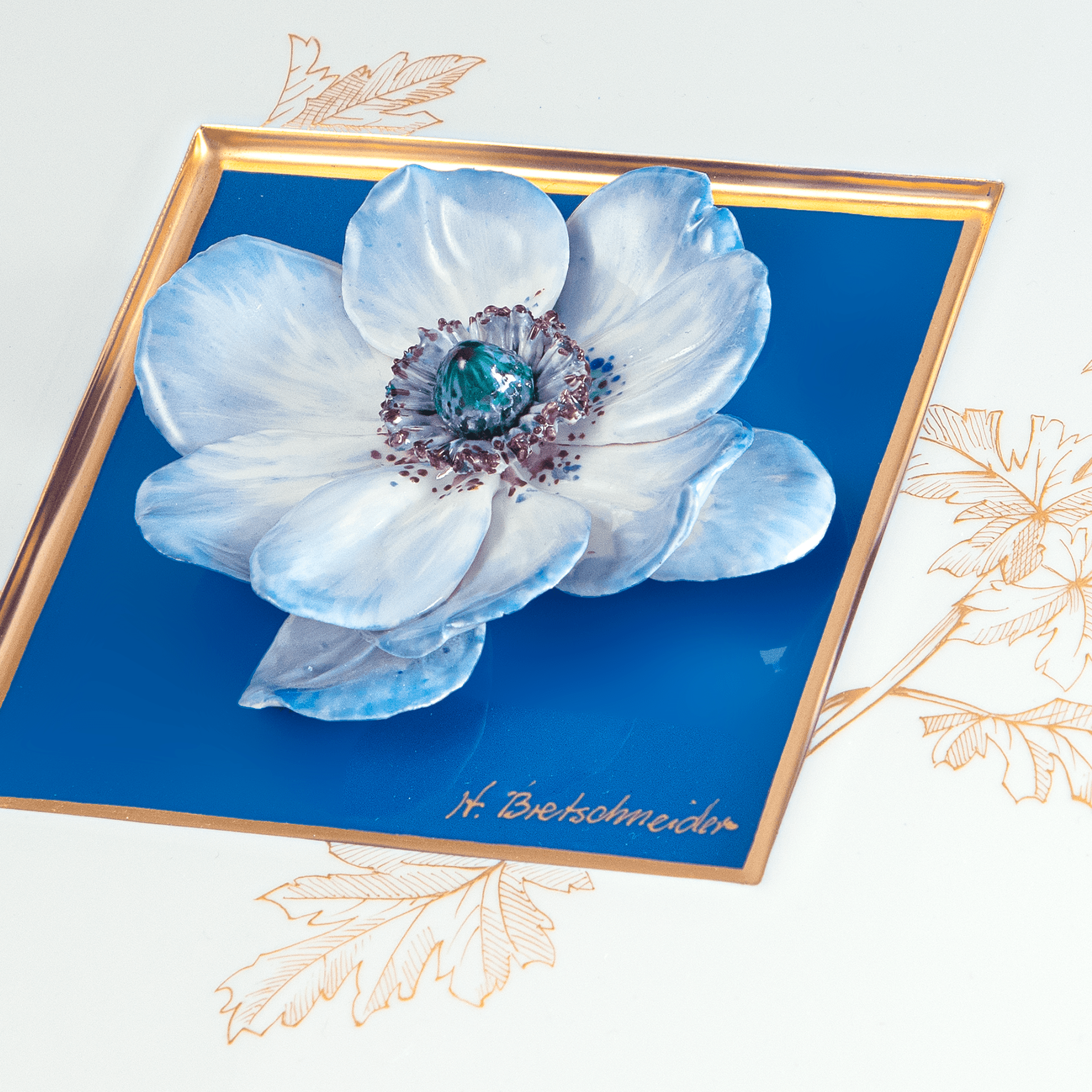 Wandbild mit Anemonenblüte, Blauer Fond, Sign. H. Bretschneider, H 23 cm | Meissen Wandbild 932890 - 9M864 - Meissen Weimar