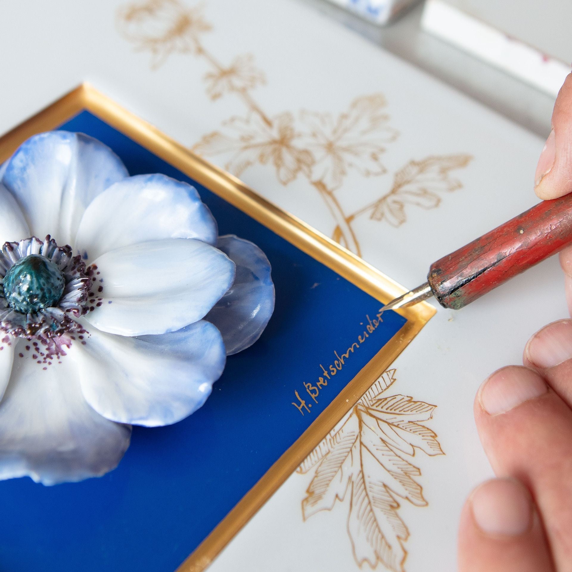 Wandbild mit Anemonenblüte, Blauer Fond, Sign. H. Bretschneider, H 23 cm | Meissen Wandbild 932890 - 9M864 - Meissen Weimar