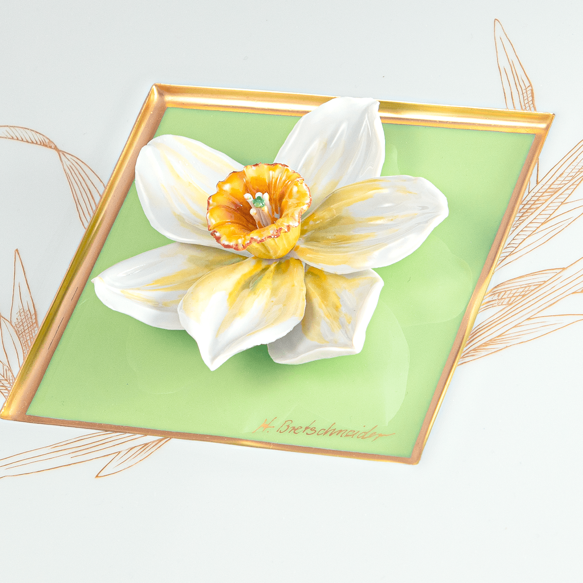 Wandbild mit Narzissenblüte, Hellgrüner Fond, Sign. H. Bretschneider, H 23 cm | Meissen Tafelaufsatz 932490 - 9M860 - Meissen Weimar