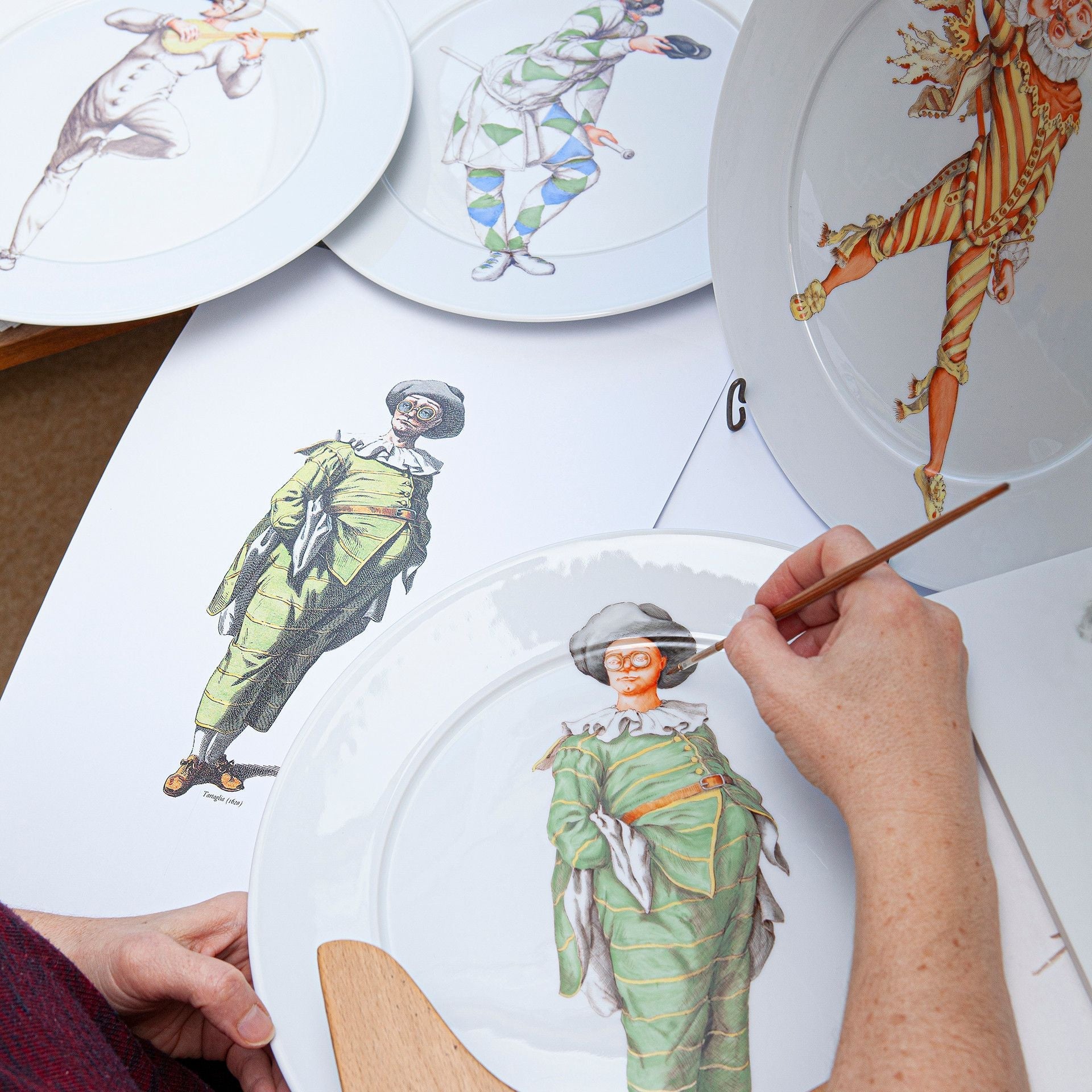 Wandteller Pantalone, Ø 33 cm, limitiert | Meissen Figuren - Edition Italienische Komödie 28a574 - 41m02 - Meissen Weimar
