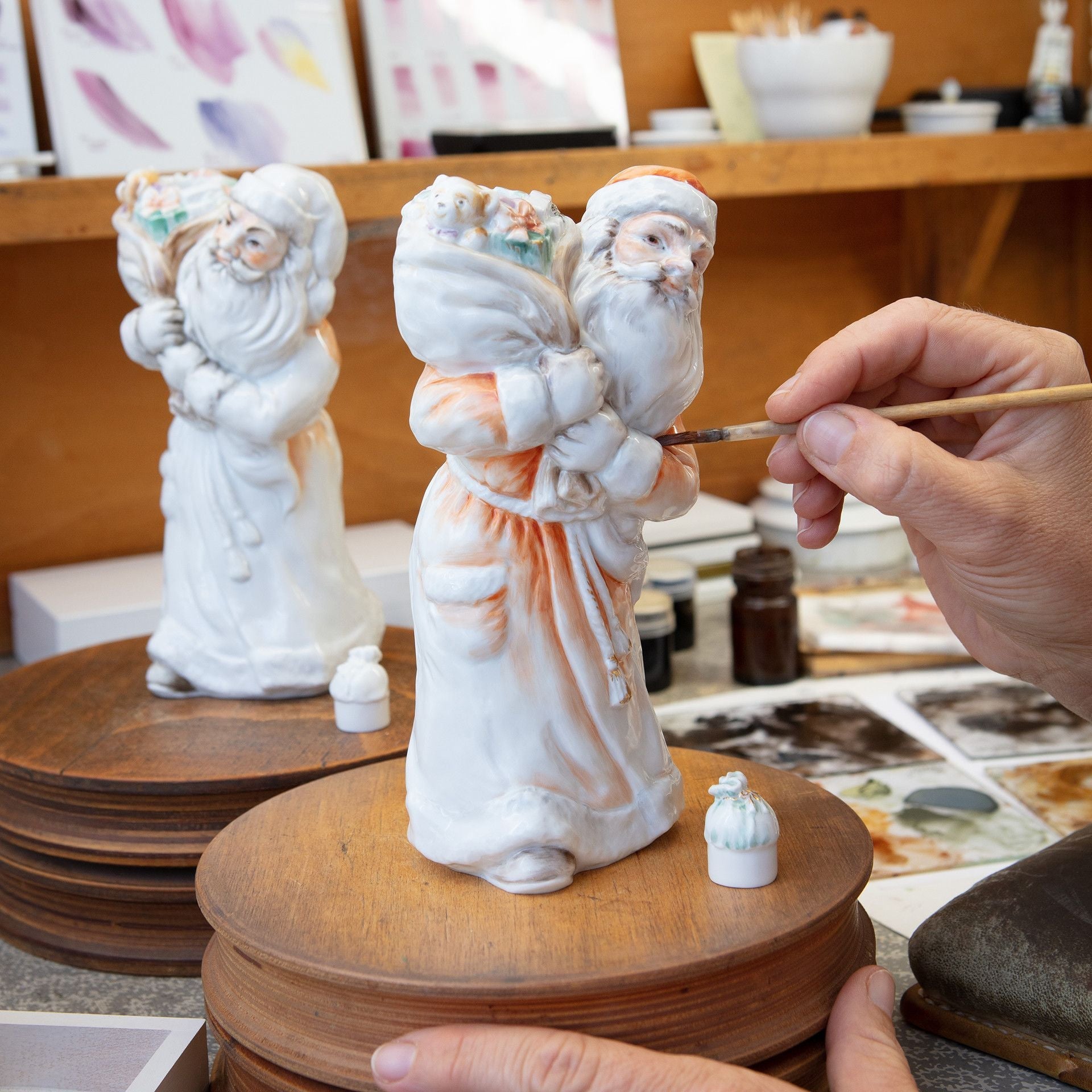 Weihnachtsmann mit Sack, Bunt und gold staffiert - , H 20 cm | Meissen Einzelplastik 900300 - 83672 - Meissen Weimar