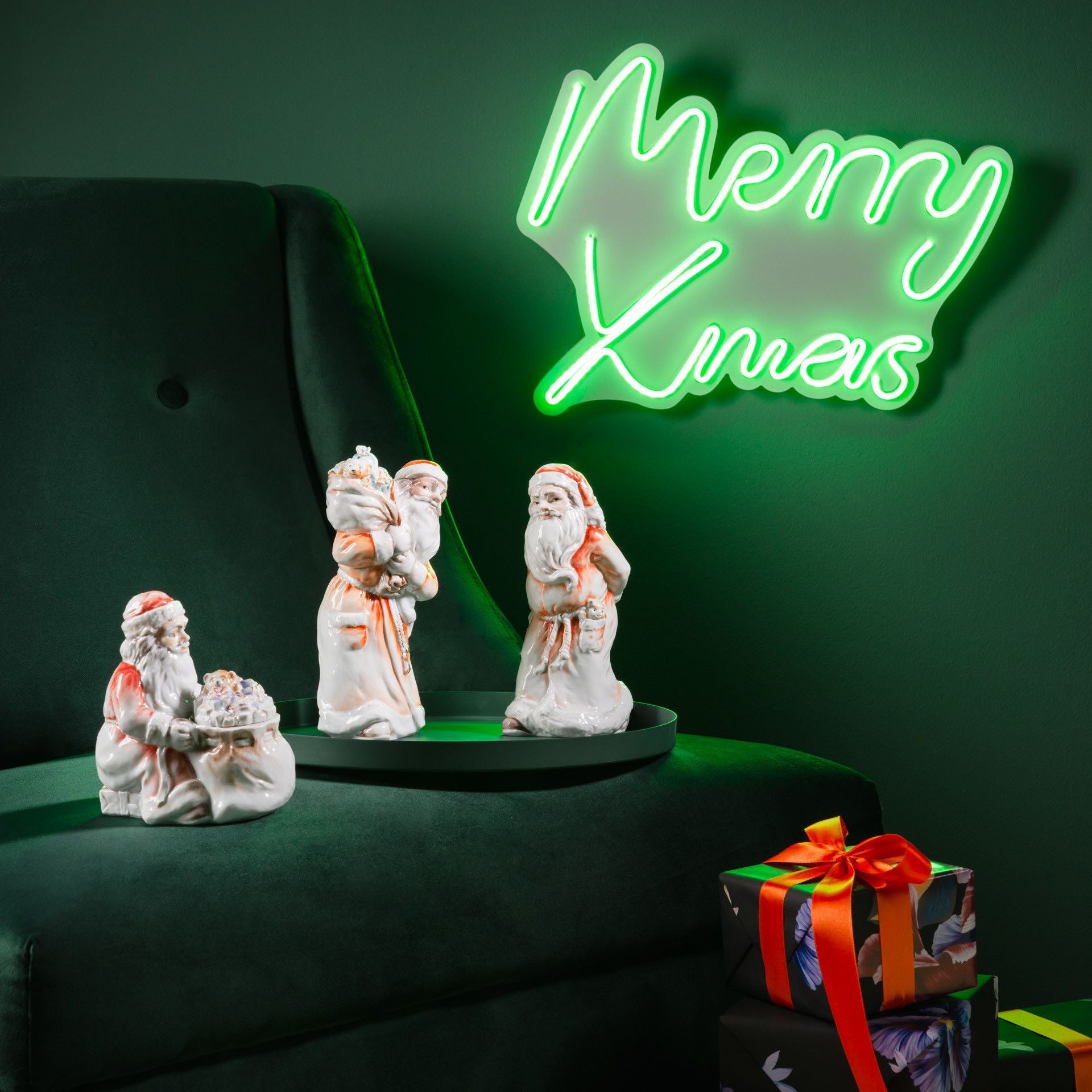 Weihnachtsmann, stehend mit Baum, Bunt und gold staffiert - , H 19 cm | Meissen Einzelplastik 900300 - 83675 - Meissen Weimar