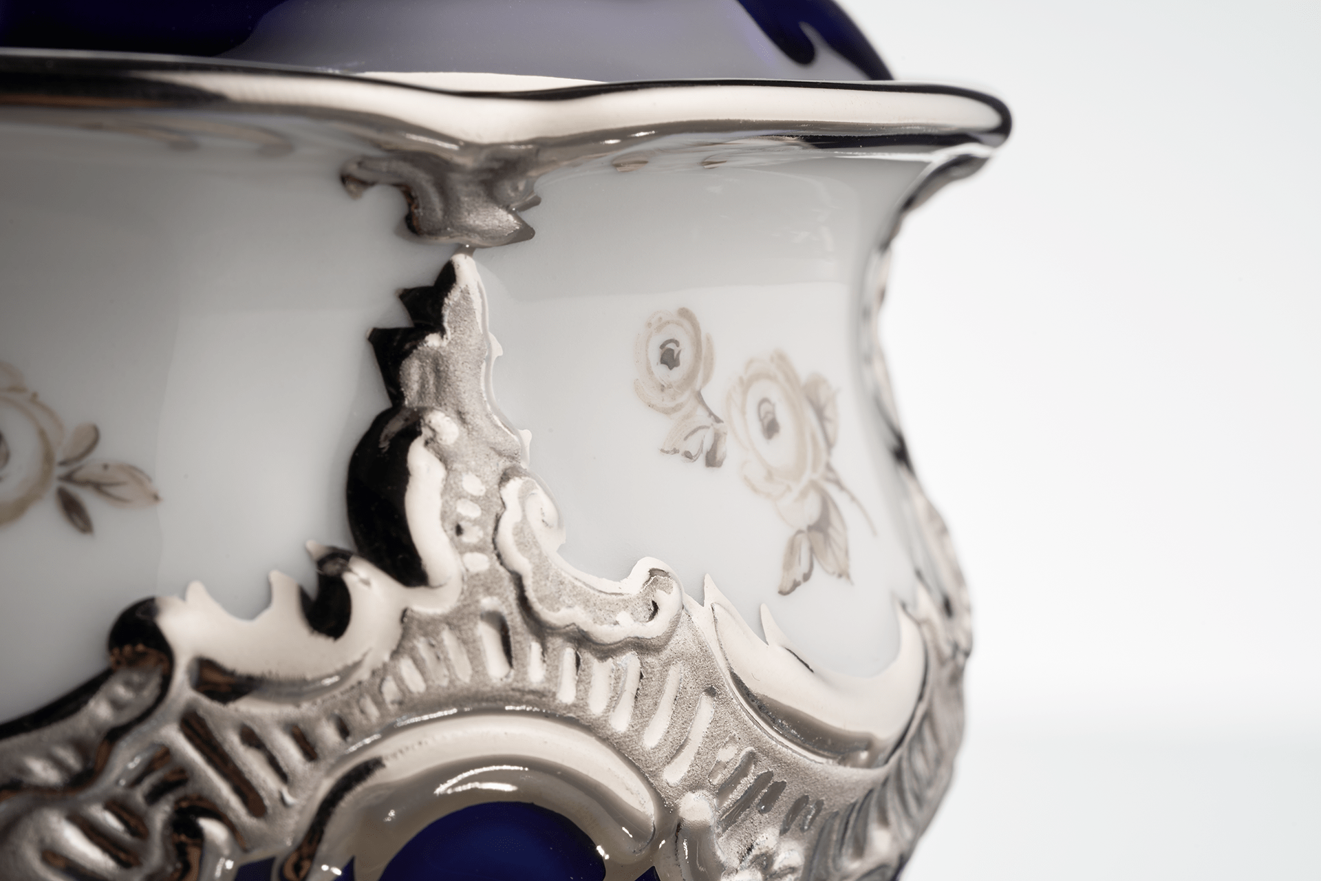 Zuckerdose, Gestreute Röschen, weiß - grau, königsblau, Glanzplatin, H 12 cm | Meissen B - Form 018677 - 15823 - Meissen Weimar
