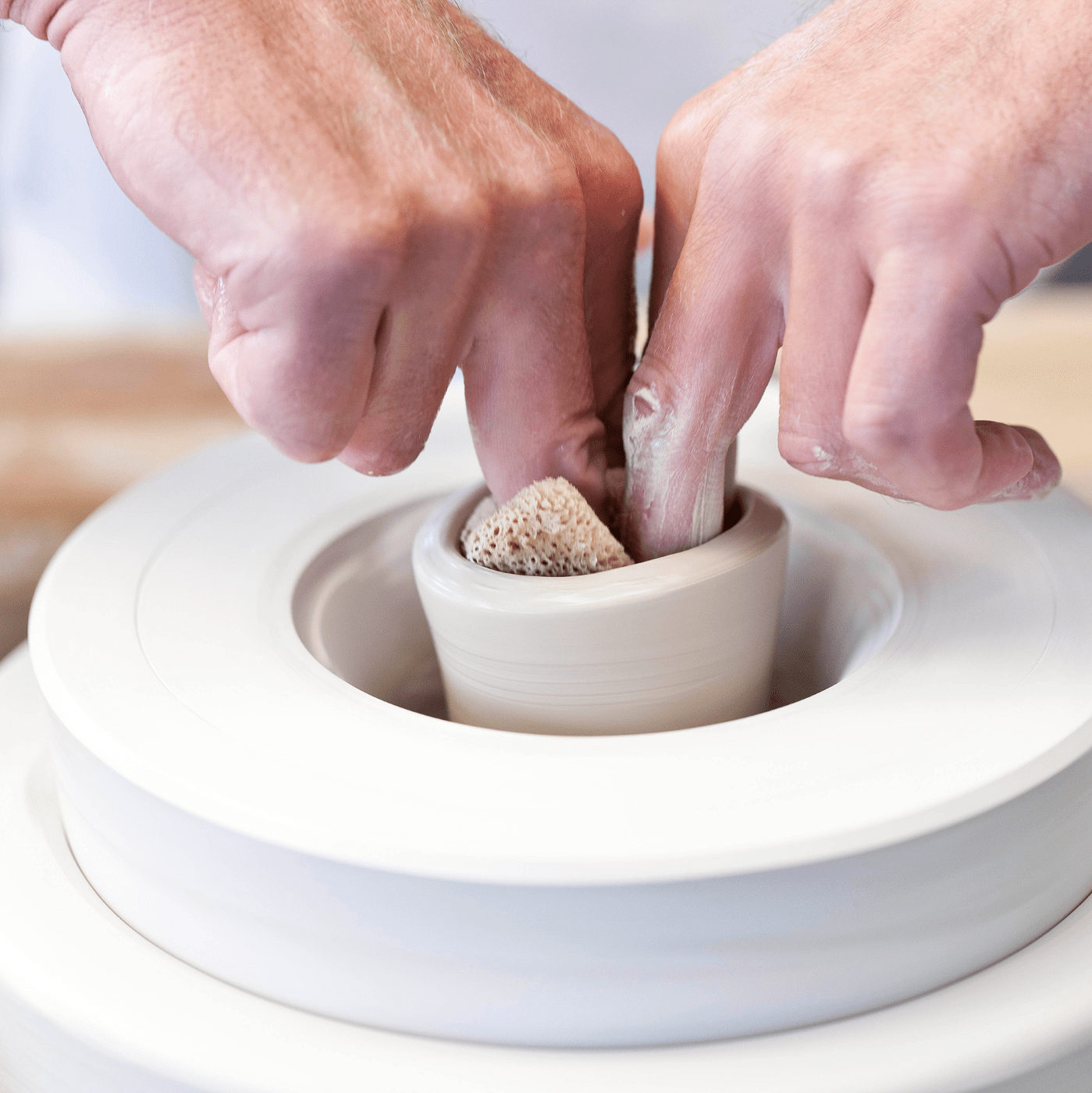 Zuckerdose, Gestreute Röschen, weiß - grau, königsblau, Glanzplatin, H 12 cm | Meissen B - Form 018677 - 15823 - Meissen Weimar