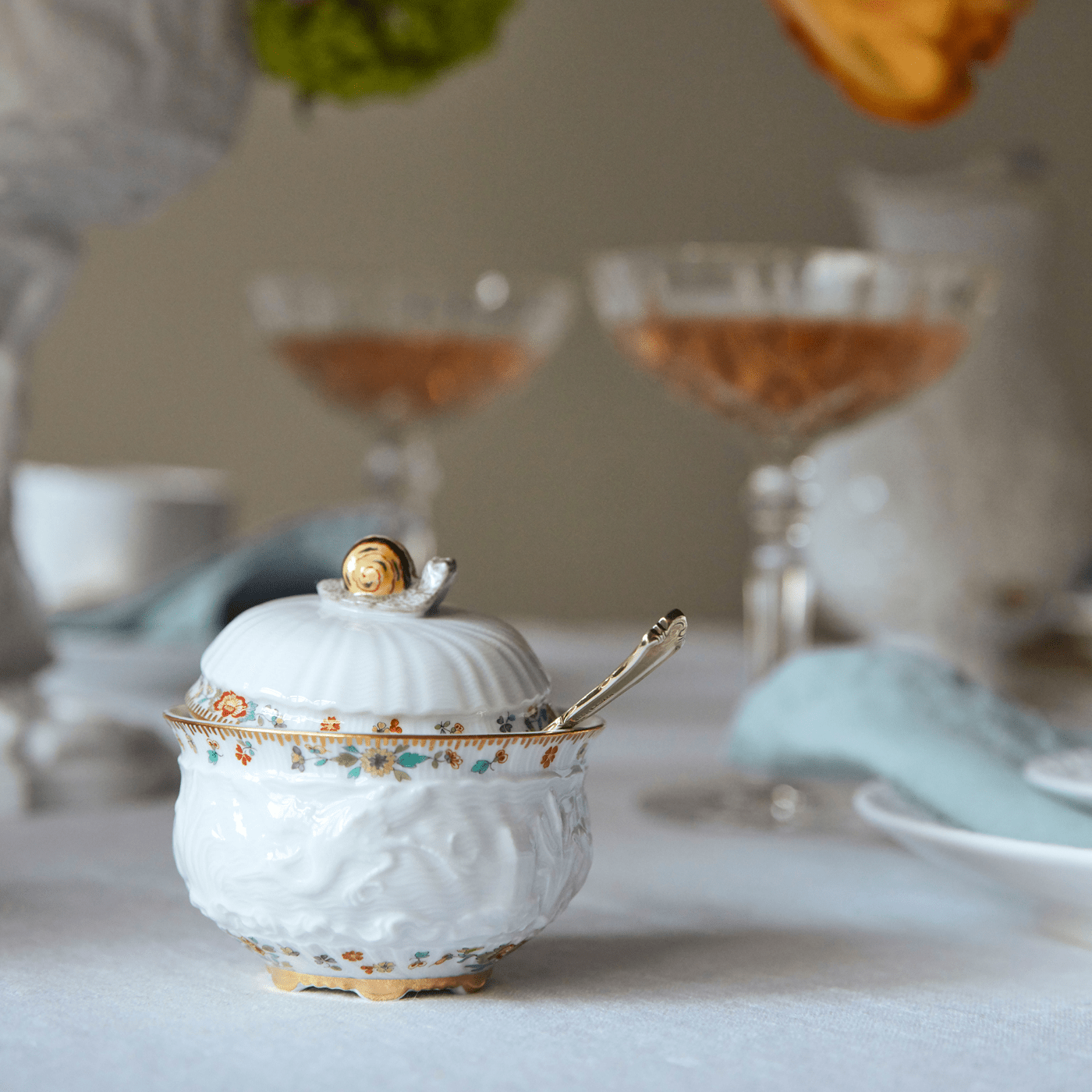 Zuckerdose Indische Blumenzweige, Ø 10,5 cm | Meissen Schwanendessin 397152 - 05827 - Meissen Weimar