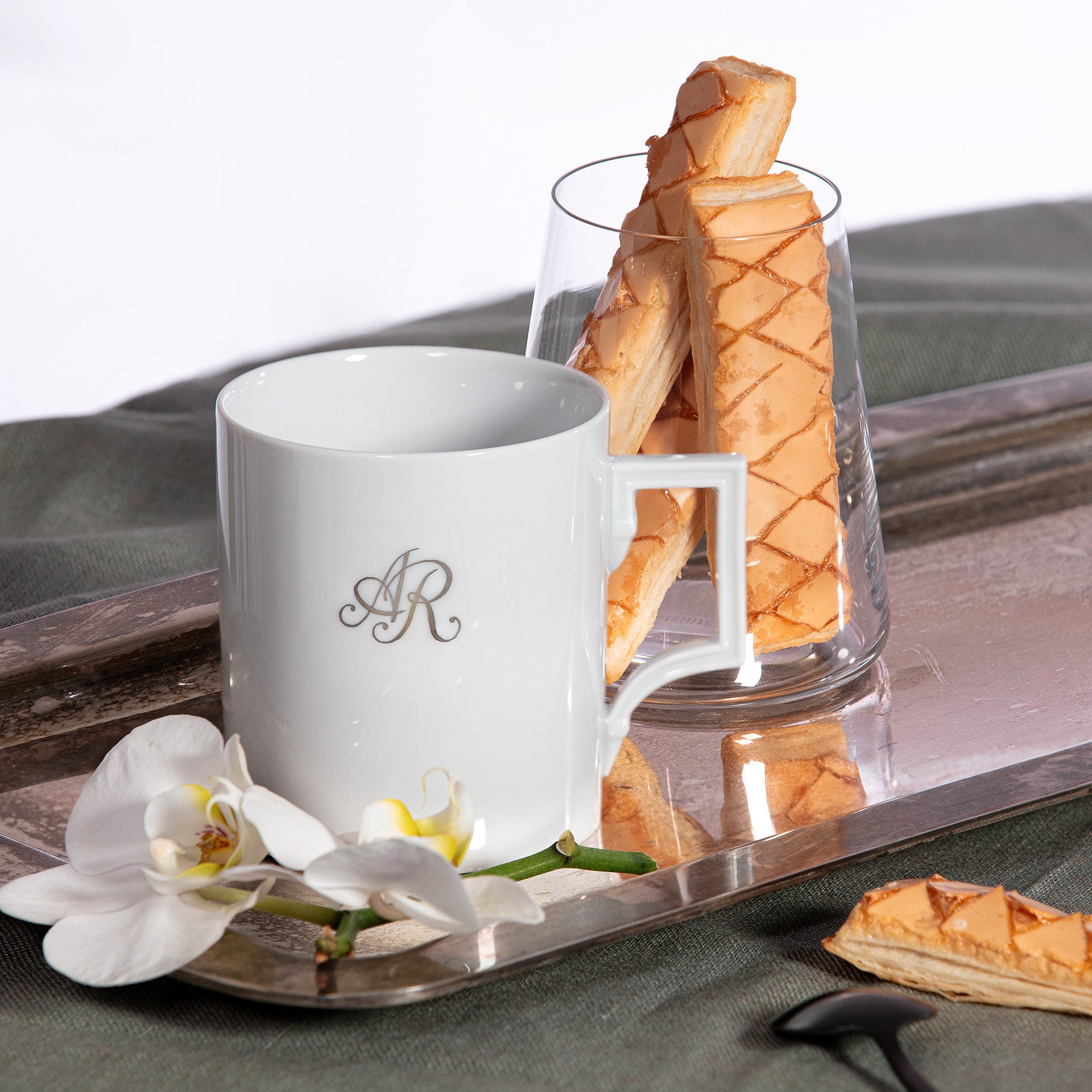 Henkelbecher Monogramm Platin, H 9 cm | Meissen Mug Berlin