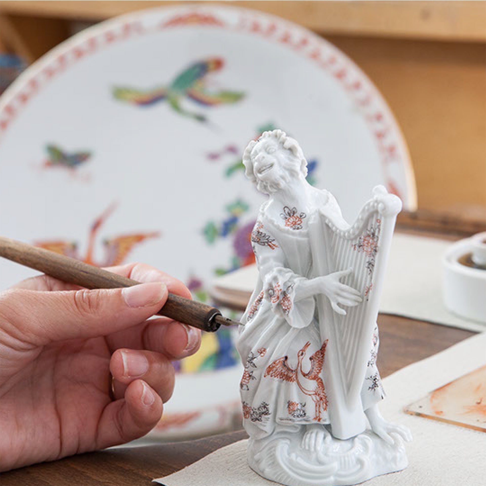 Affenkapelle Harfenistin, Alte indische Blumen - und Kranichmalerei, H 12 cm | Meissen Figuren - Edition Affenkapelle 91c121 - 60021 - Meissen Weimar