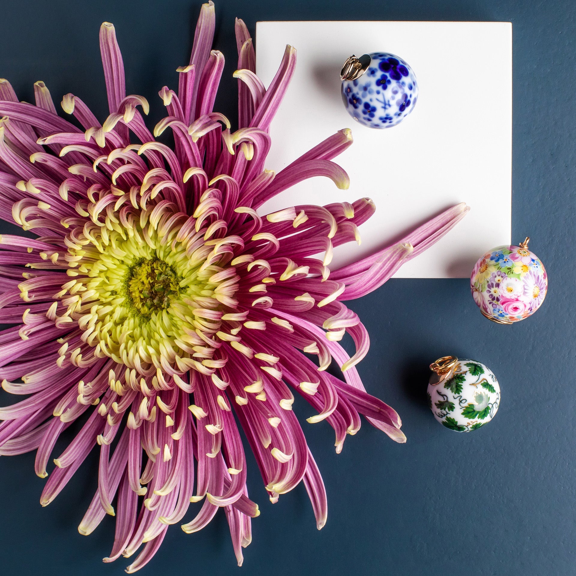 Anhänger Boule Blumenwiese, Ø 2,1 cm | Meissen Porzellananhänger 97c030-55m34 - Meissen Weimar