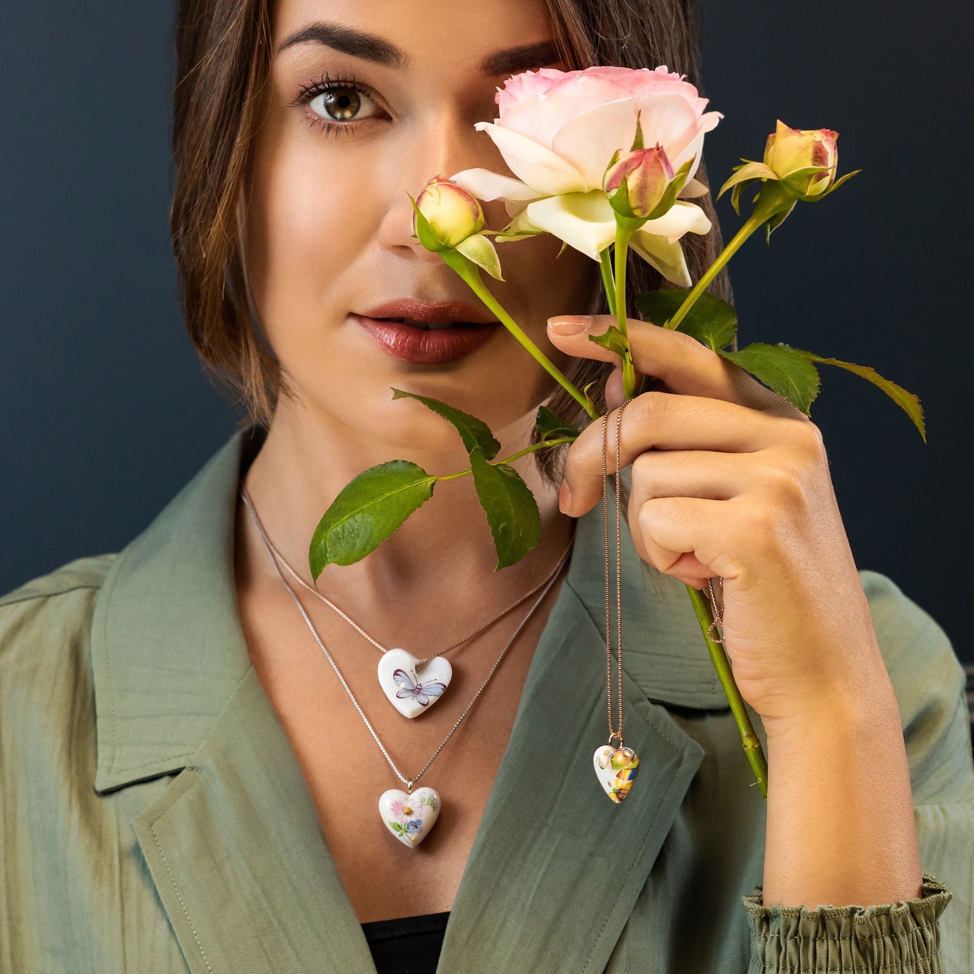 Anhänger 'Geschwungenes Herz', blauer Schmetterling, 2,5 x 2,5 cm | Meissen My Heart MPJ20HES2071 - Meissen Weimar