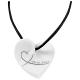 Anhänger "Geschwungenes Herz" mit Datum in Platin, einzeilig, 2,5 x 2,5 cm | Meissen Schmuck Individuell