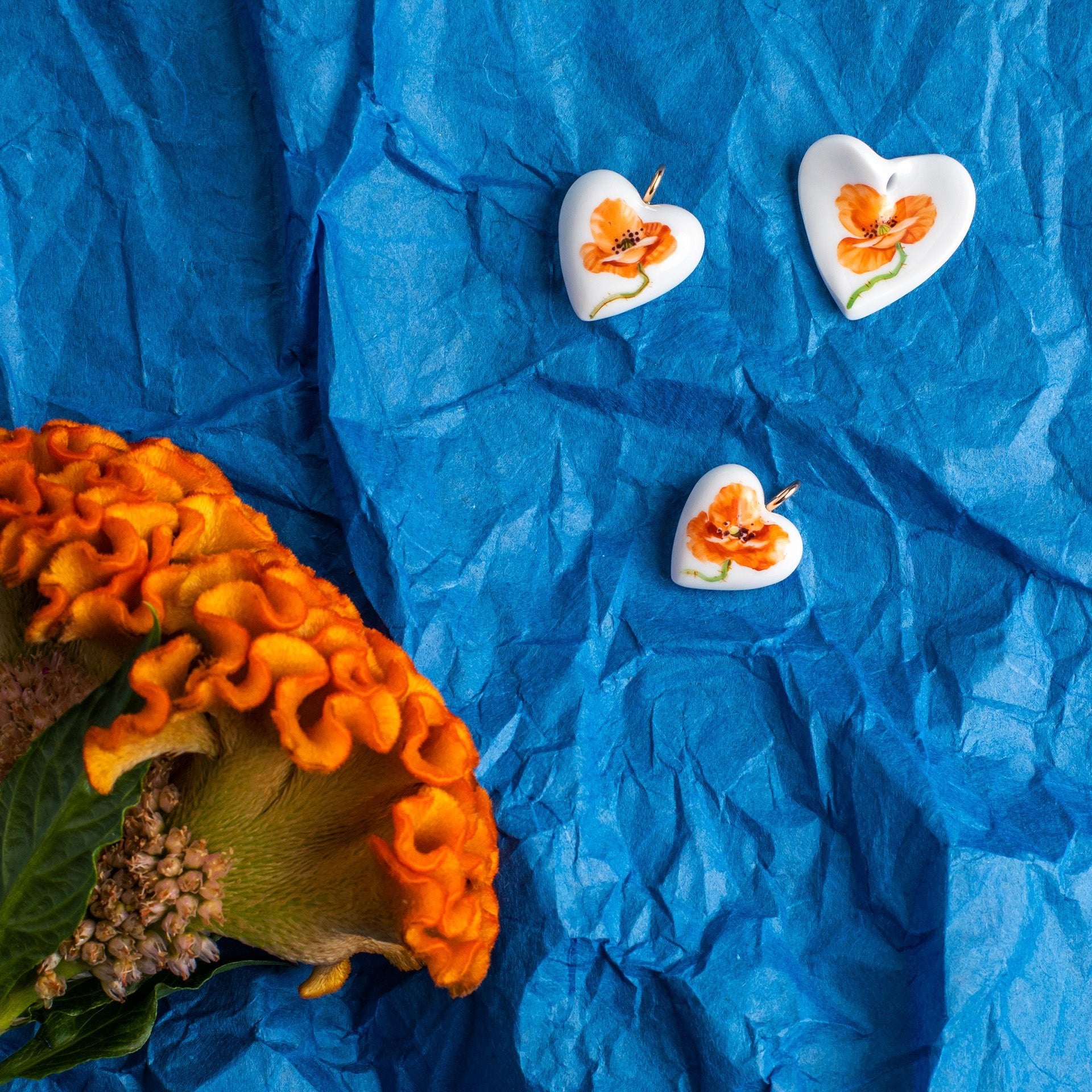 Anhänger Herz, Wilder Mohn, H 2,4 cm | Meissen Porzellananhänger 615201-71m02 - Meissen Weimar