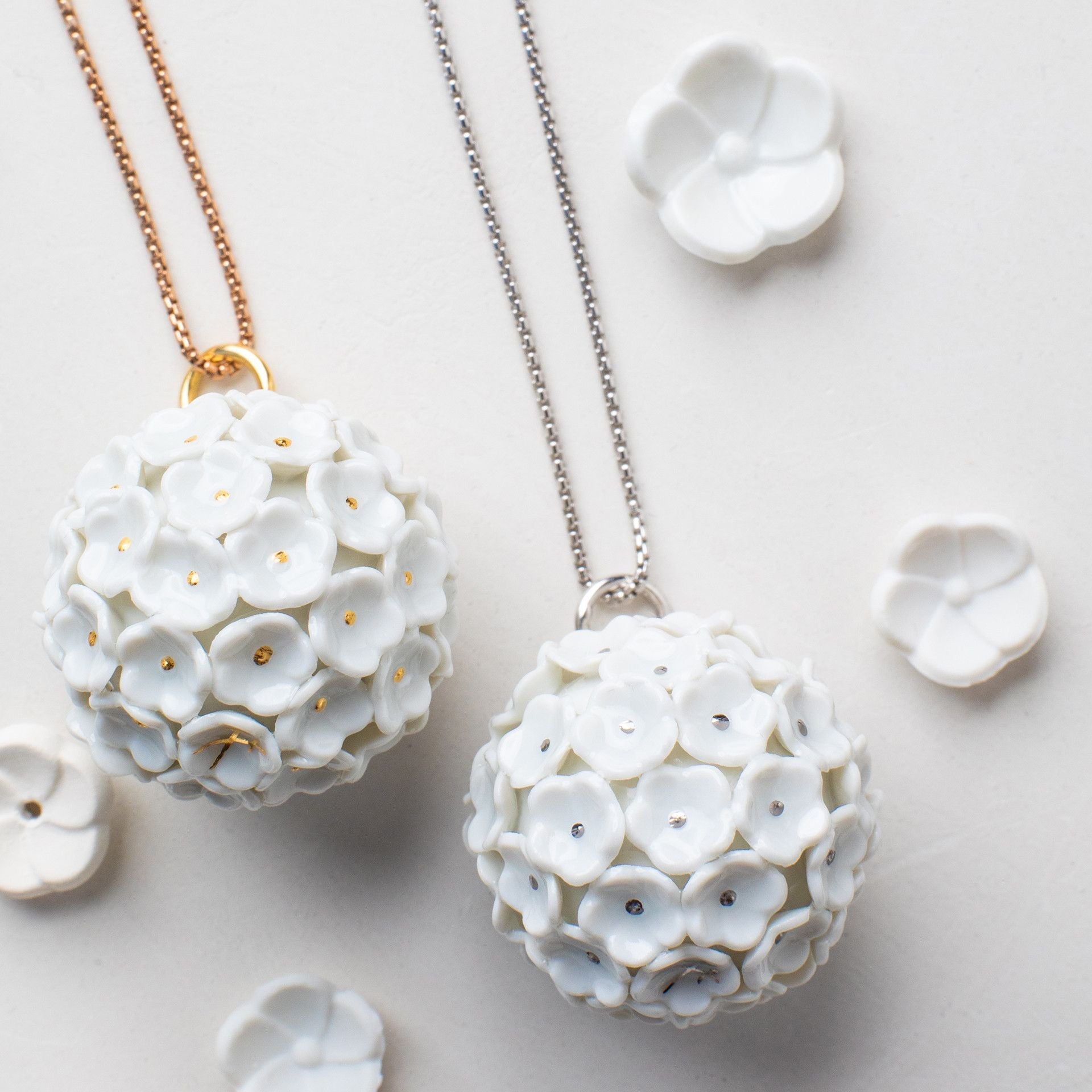 Anhänger Schneeballblüte Weiß, Blütenstempel Platin staffiert, Ø 2,8 cm | Meissen Schneeballblüte MPJ20BL00400 - Meissen Weimar