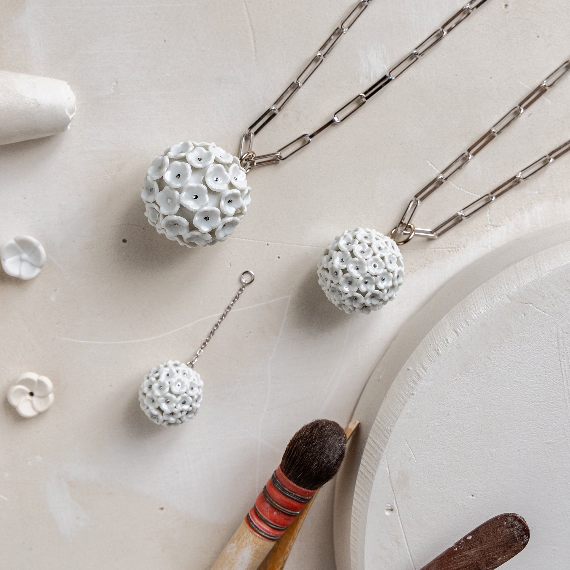 Anhänger Schneeballblüten - Boule klein, Blütenstempel Platin staffiert, Ø 2 cm | Meissen Boule Collection 90A319-55N11 - Meissen Weimar