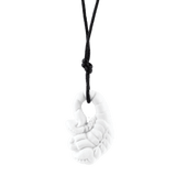 Anhänger Skorpion, Biskuit, H 3,6 cm | Meissen Porzellananhänger
