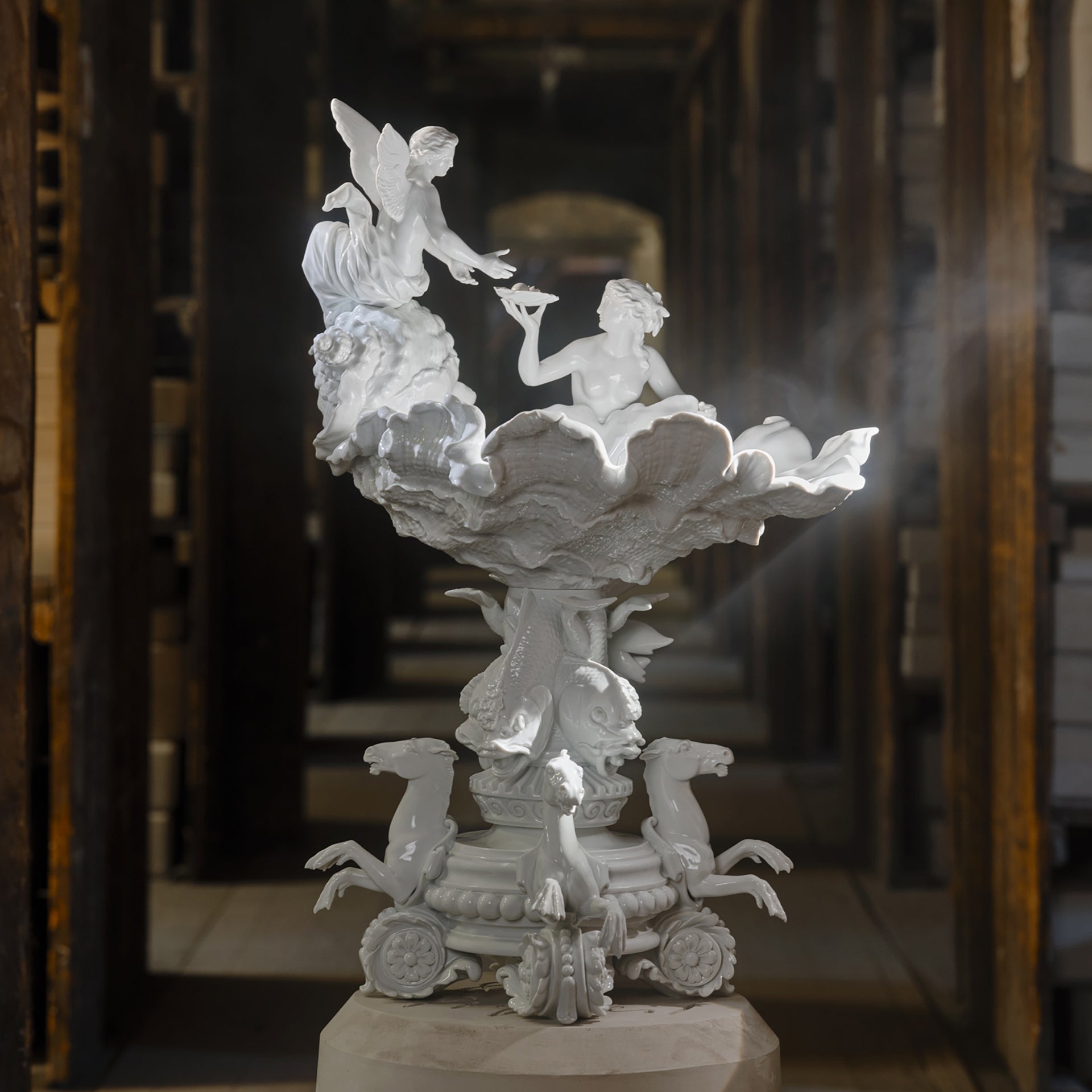 Aufsatz mit Muschel und Seepferden, Lim. 15, H 65 cm | Meissen Limitierte Meisterwerke 000084-81M19 - Meissen Weimar