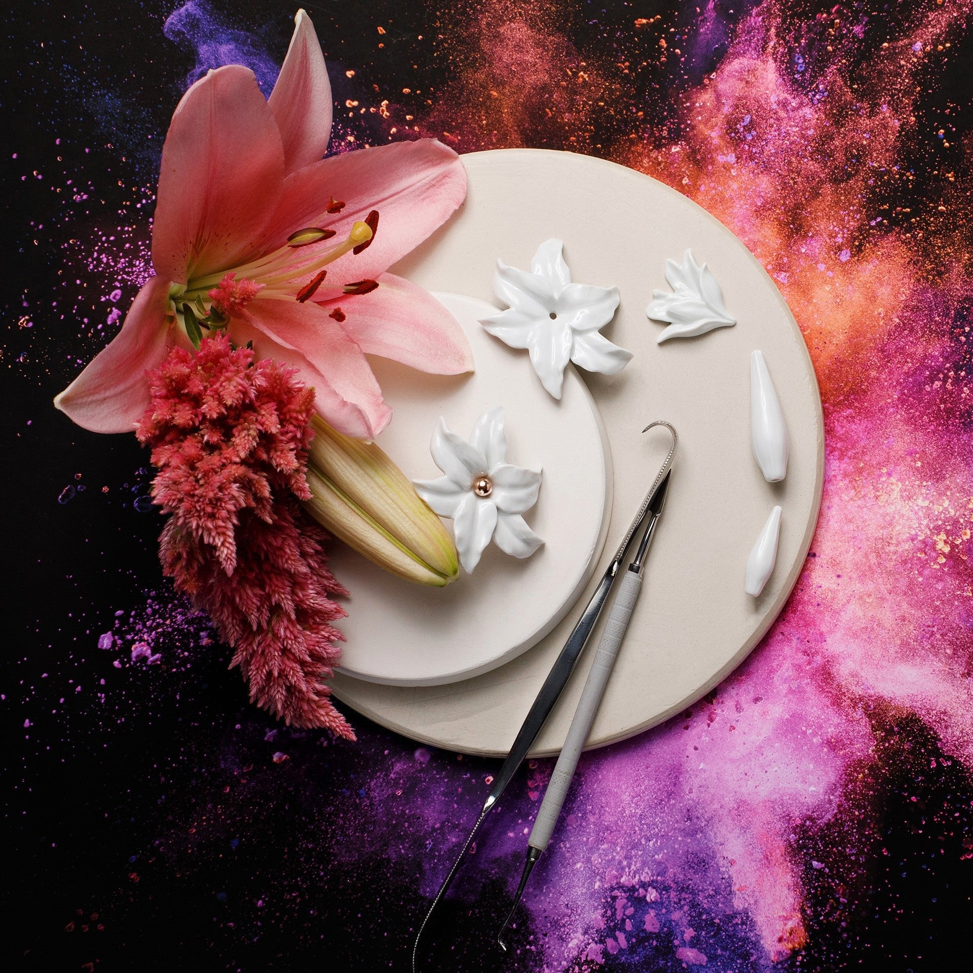 Brosche, Topas, 925 Silber rosé vergoldet mit einer geöffneten Blüte aus Porzellan, 1 London Blue Topas, 1,45 ct | Meissen Bloom Collection MPJ60BC55007 - Meissen Weimar