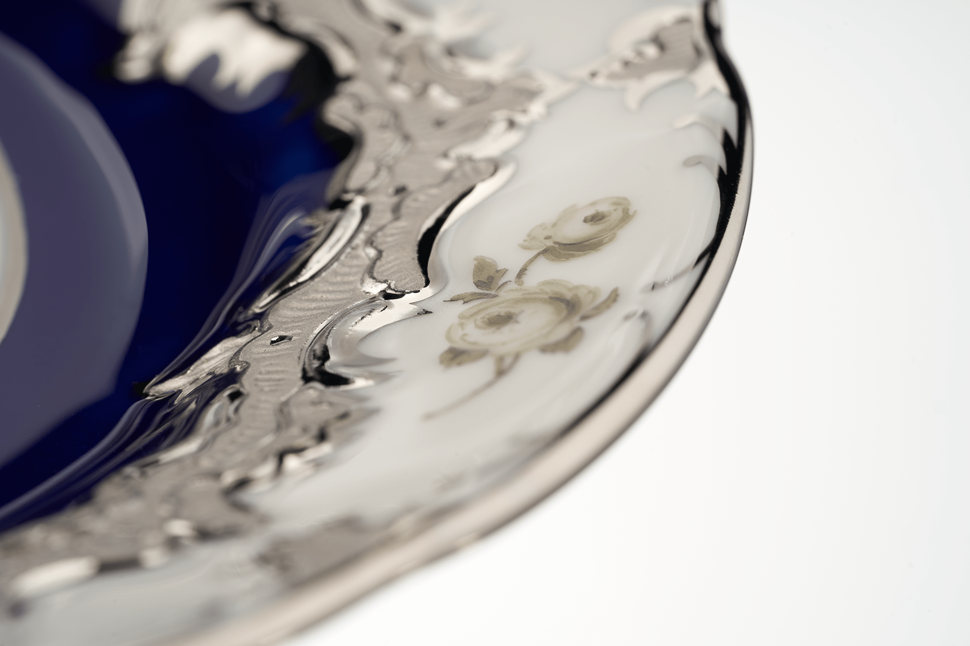 Brotteller, Gestreute Röschen, weiß - grau, königsblau, Glanzplatin, Ø 15,5 cm | Meissen B - Form 018677 - 15500 - Meissen Weimar