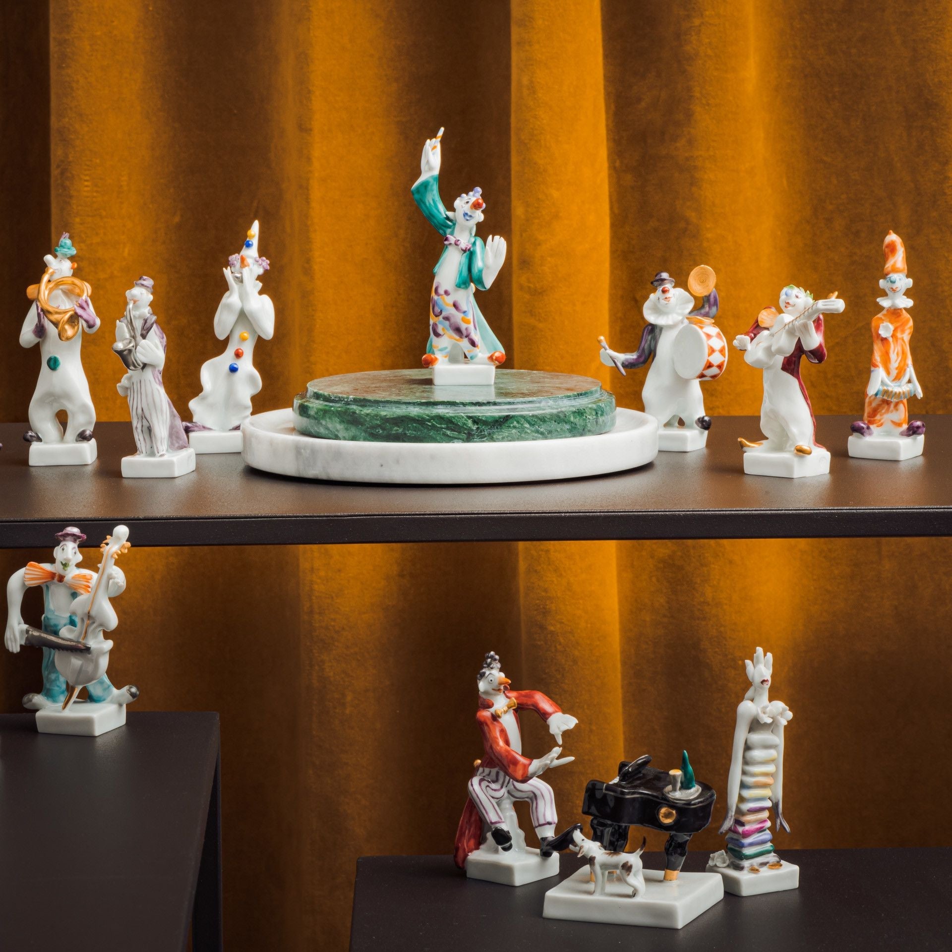 Clown mit Baßgeige, Platin staffiert, reich, 7 cm | Clownskapelle 901300 - 60657 - Meissen Weimar