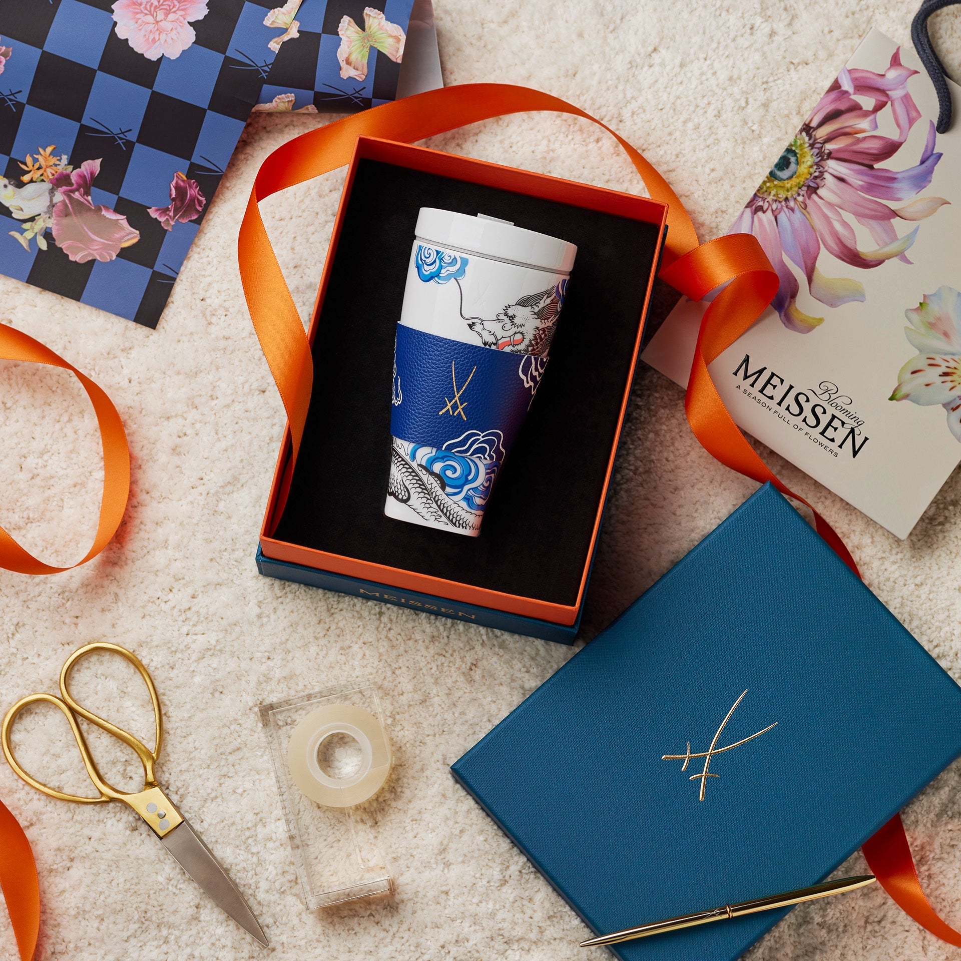 Coffee to go Becher Glücksdrache mit Manschette, Weiß - Blau, V 0,35 l | Meissen Coffee to go Collection - Nova vs-79a934-46m01 - Meissen Weimar