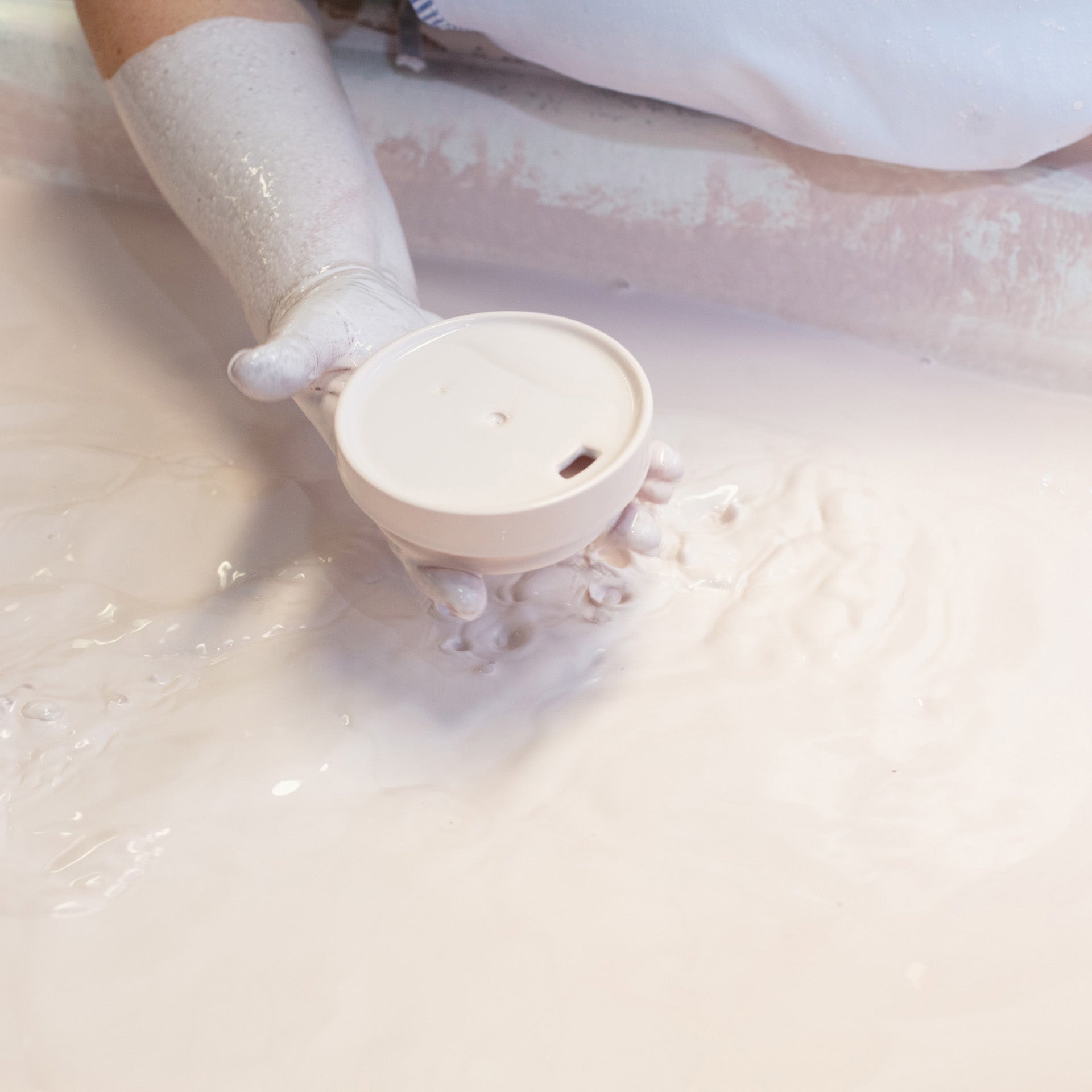 Coffee to go Becher Glücksdrache mit Manschette, Weiß - Blau, V 0,35 l | Meissen Coffee to go Collection - Nova vs-79a934-46m01 - Meissen Weimar