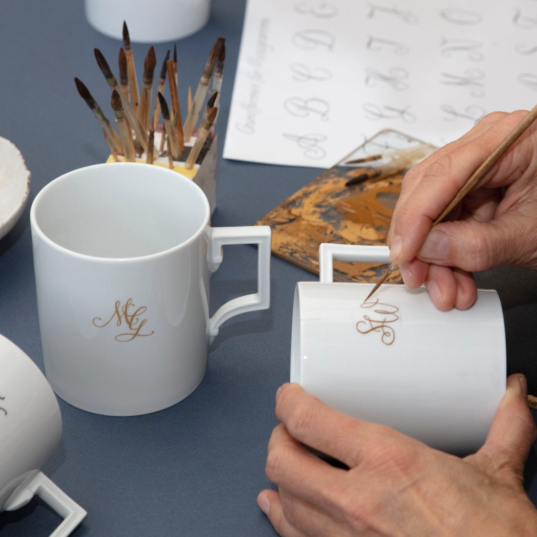 Coffee to go Becher Weiß V 0,35 l mit Monogramm gold | Meissen Coffee to go Collection - Nova vs-97b202-46m02 - Meissen Weimar