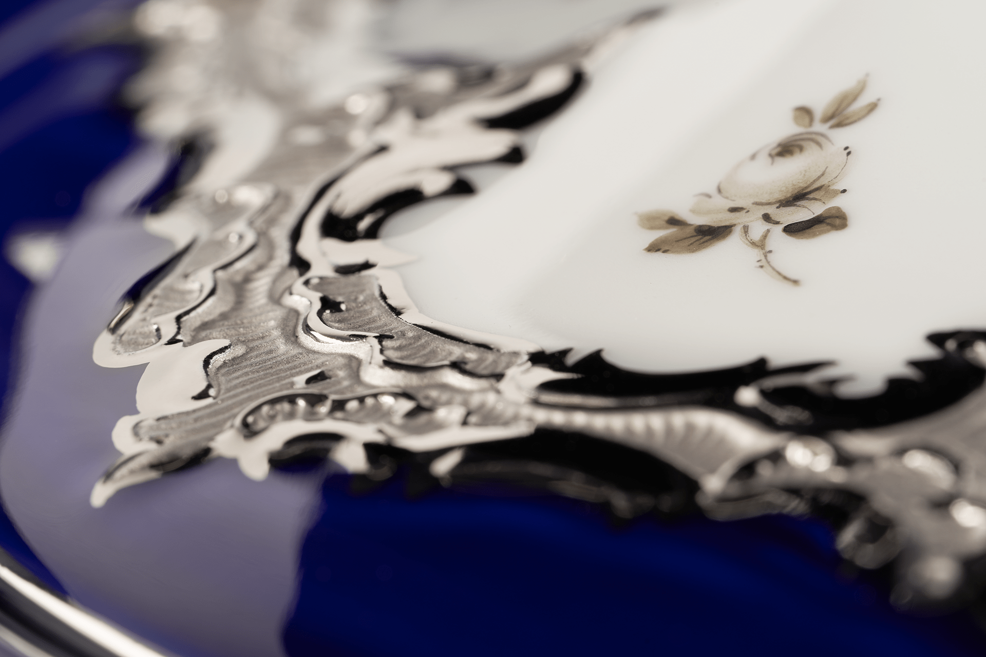 Deckelschüssel, Gestreute Röschen, weiß - grau, königsblau, Glanzplatin, V 1,2 l | Meissen B - Form 018677 - 15381 - Meissen Weimar