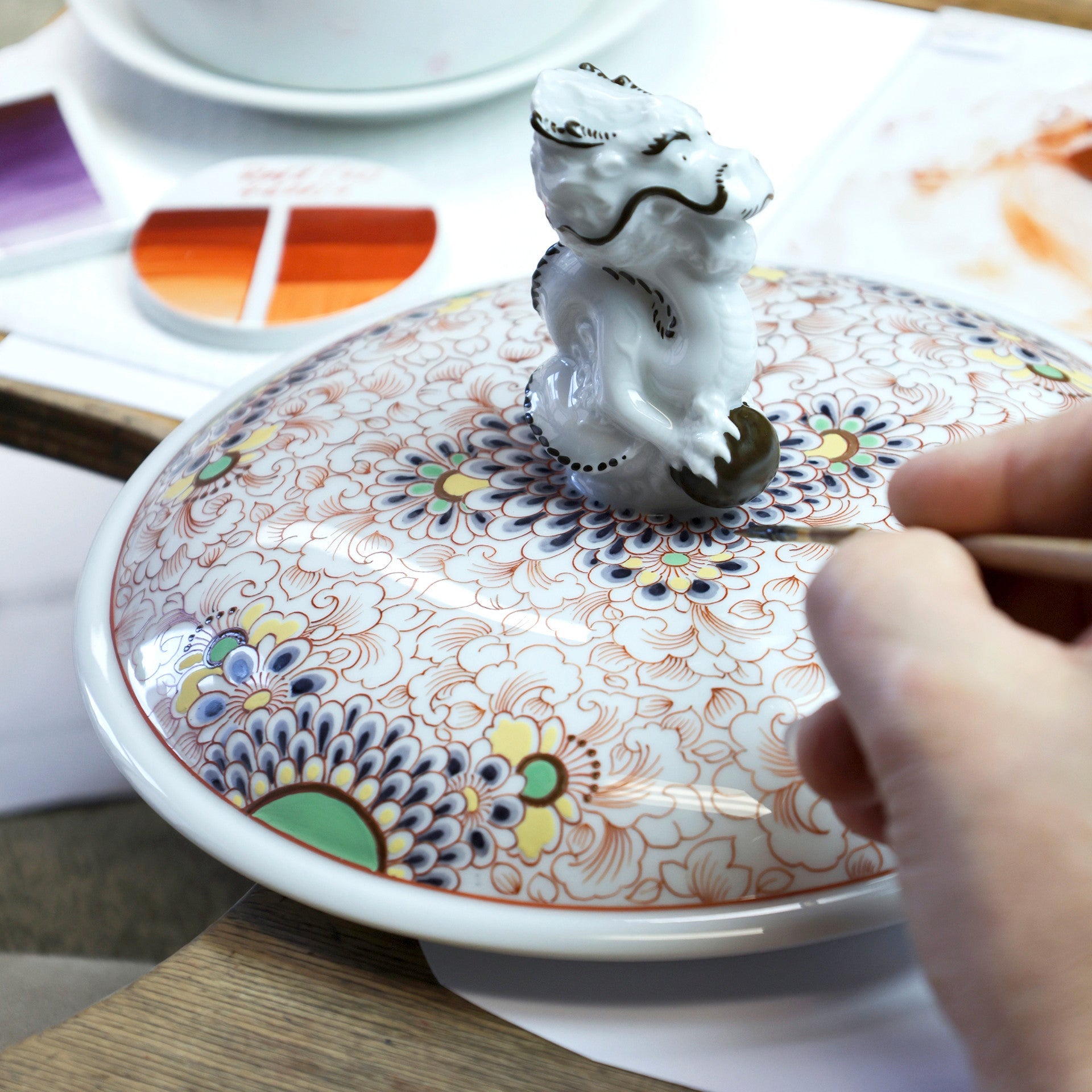 Dose Glücksdrache genießt die Blumenwelt, H 16,5 cm, limitiert 25 Stück | Meissen Fine Dining 47a074-52772 - Meissen Weimar