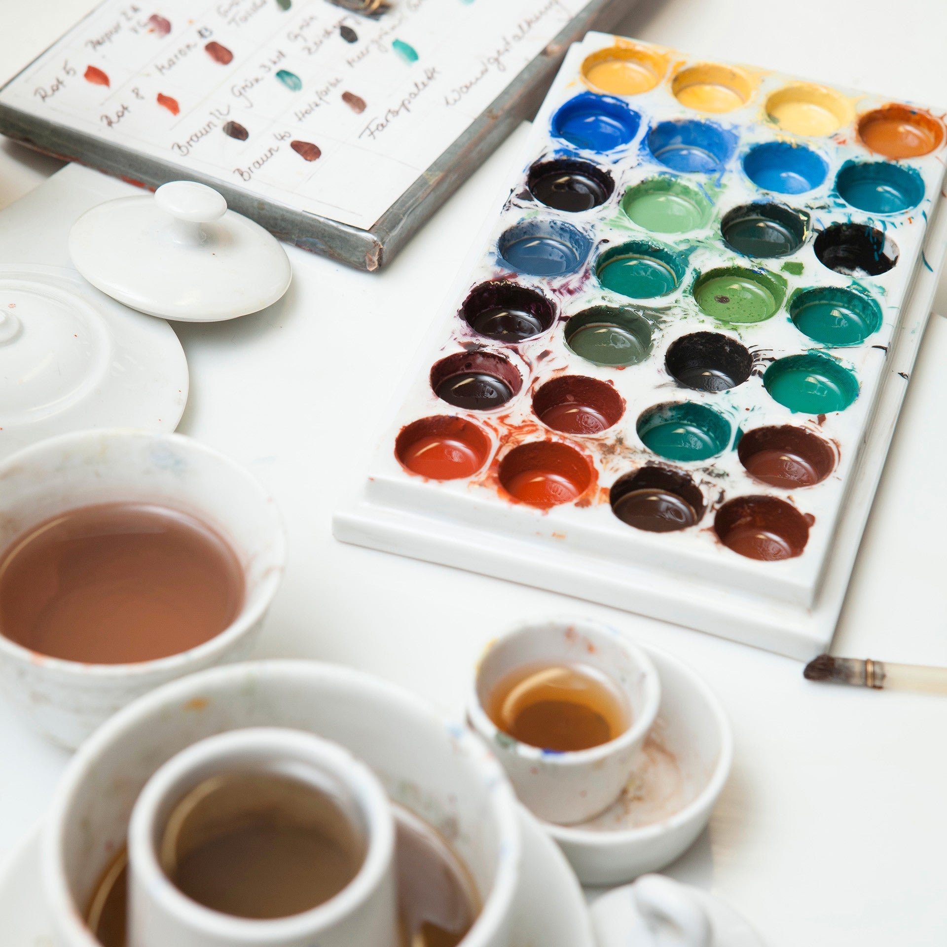 Eichhörnchen "Nutpacker", Bunt und gold staffiert, H 10 cm | Meissen Einzelplastik 900300-78A10 - Meissen Weimar